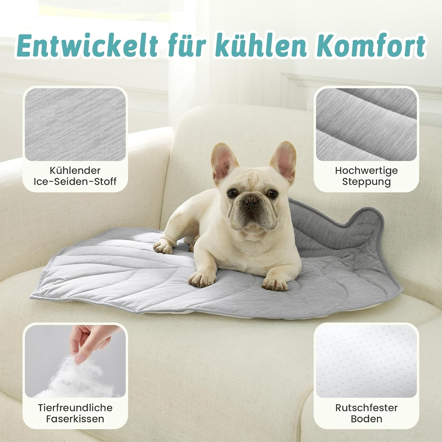 Ein französischer Bulldogge liegt auf einer grauen Kühlmatte auf einem Sofa.