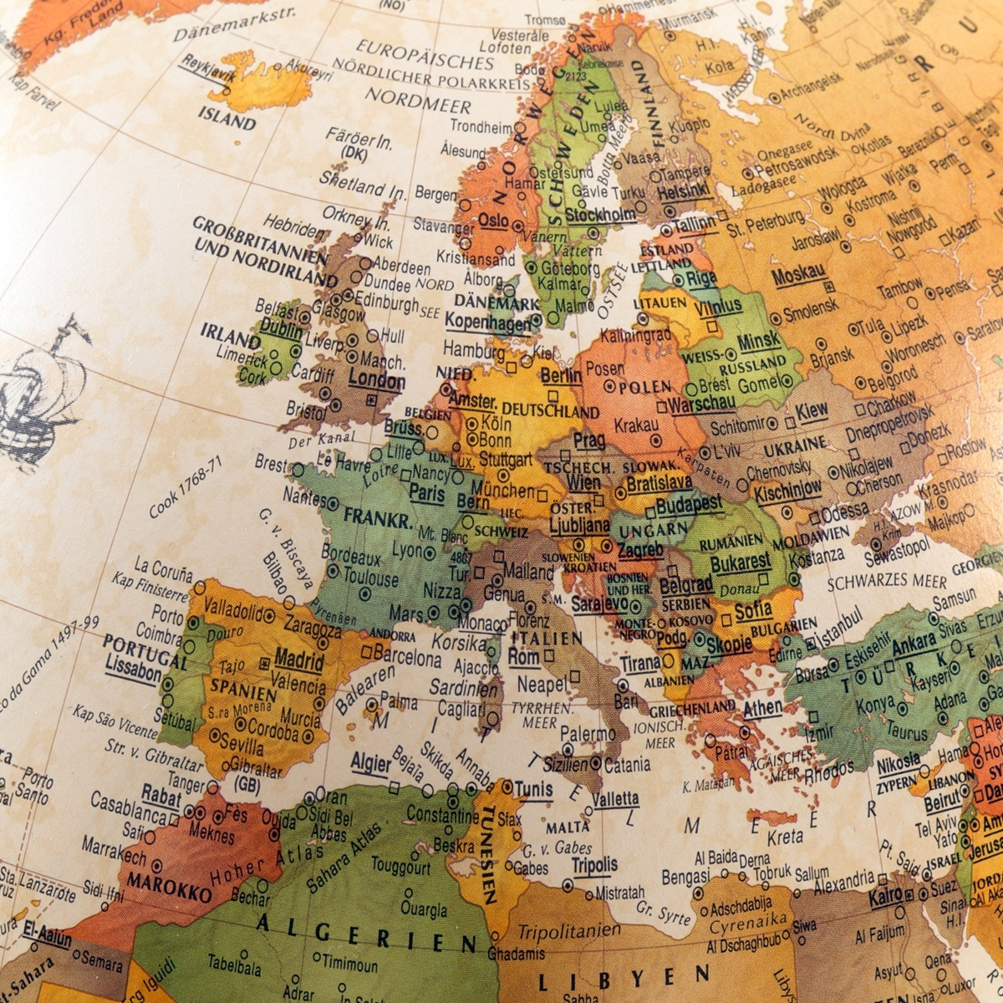 Nahaufnahme einer Weltkarte mit Fokus auf Europa und Nordafrika. Länder und Städte sind beschriftet.
