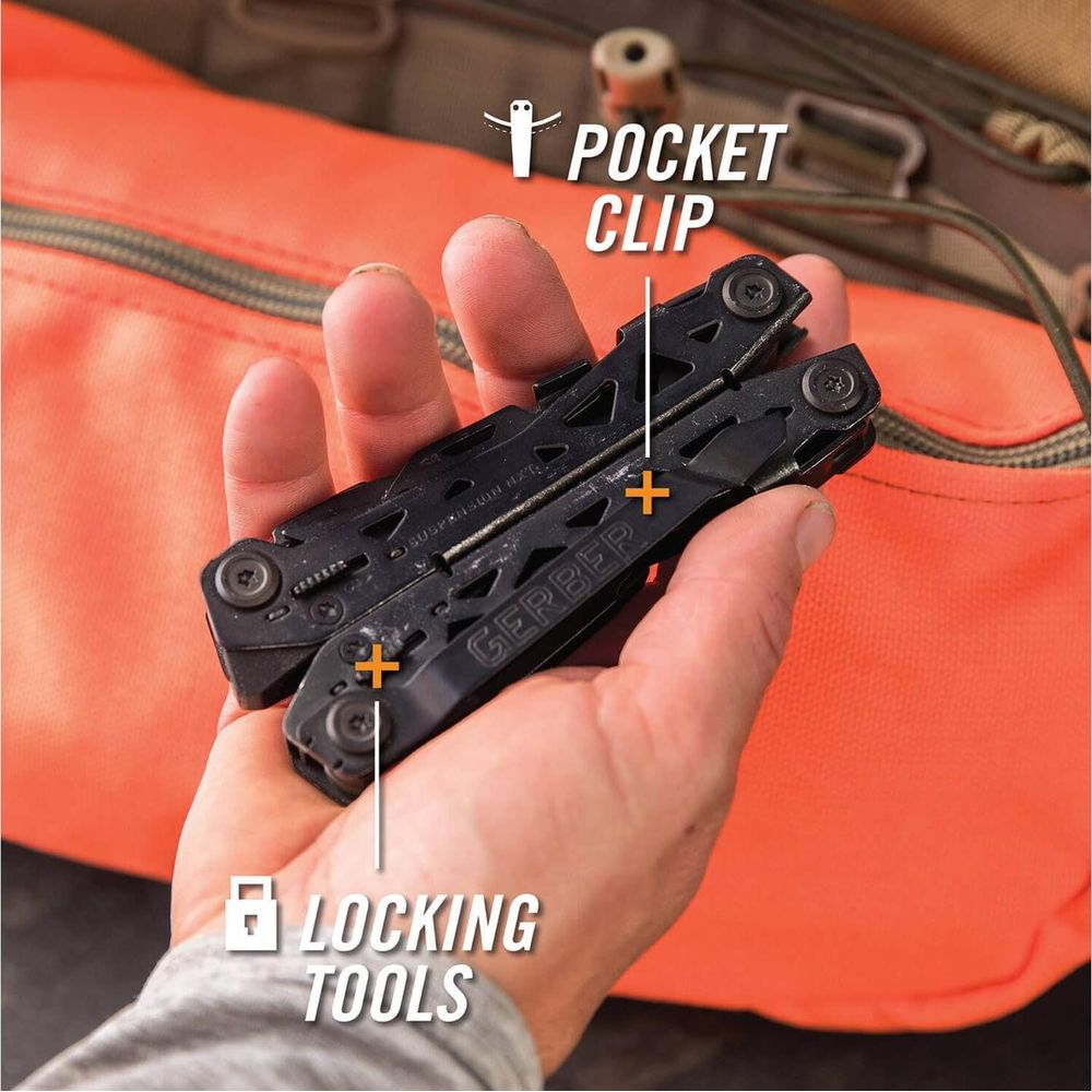 Eine Hand hält ein schwarzes Multitool mit der Aufschrift GERBER, vor einem orangefarbenen Beutel.