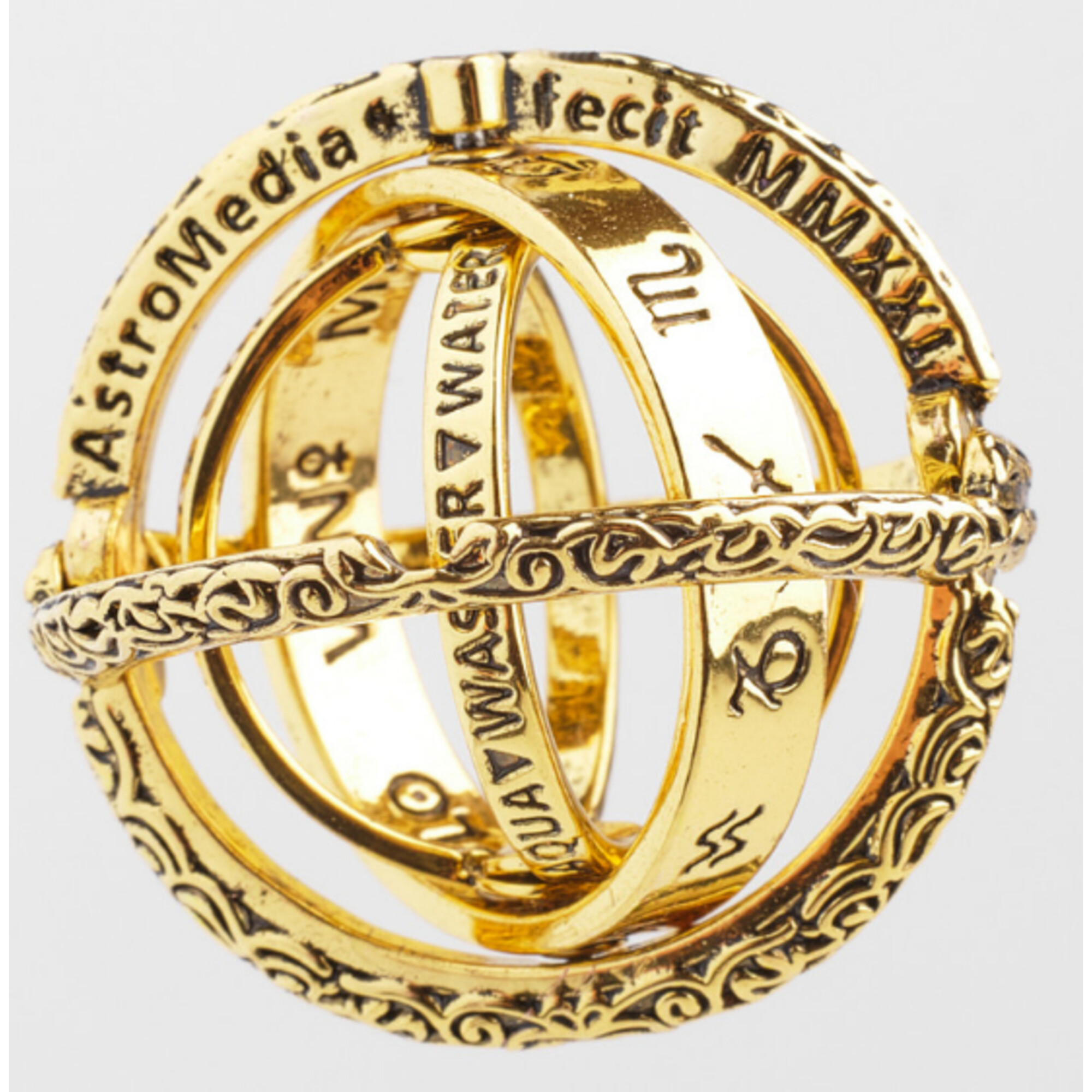 Ein goldener Astrolabium mit Inschriften. Er hat mehrere Ringe mit Text und Symbolen.