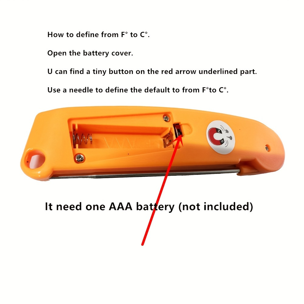 Ein orangefarbenes Thermometer mit geöffnetem Batteriefach und AAA-Batteriehinweis.