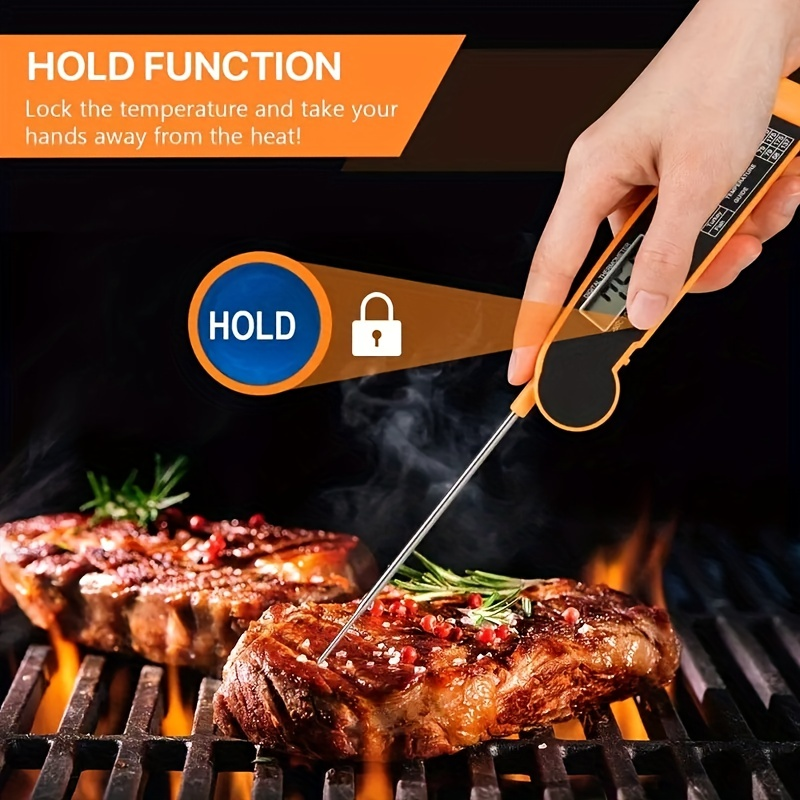 Ein Thermometer misst die Temperatur von Steaks auf einem Grill.