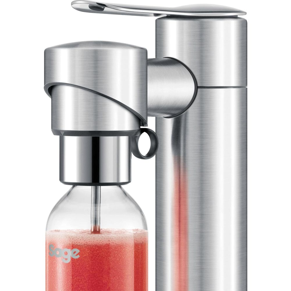 Ein silberner Wassersprudler mit Glasflasche, gefüllt mit rotem Getränk.