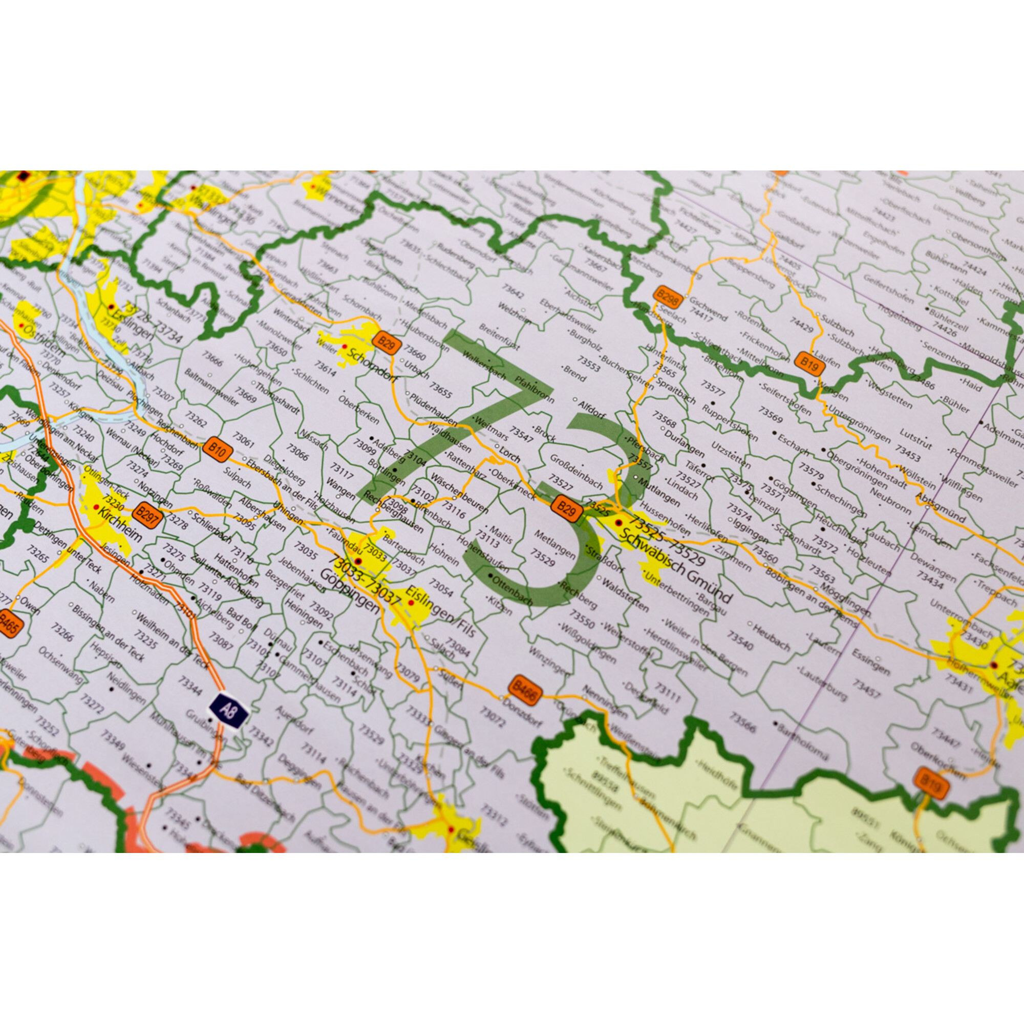 Eine Straßenkarte zeigt Städte, Autobahnen und Landstraßen mit Postleitzahlen.