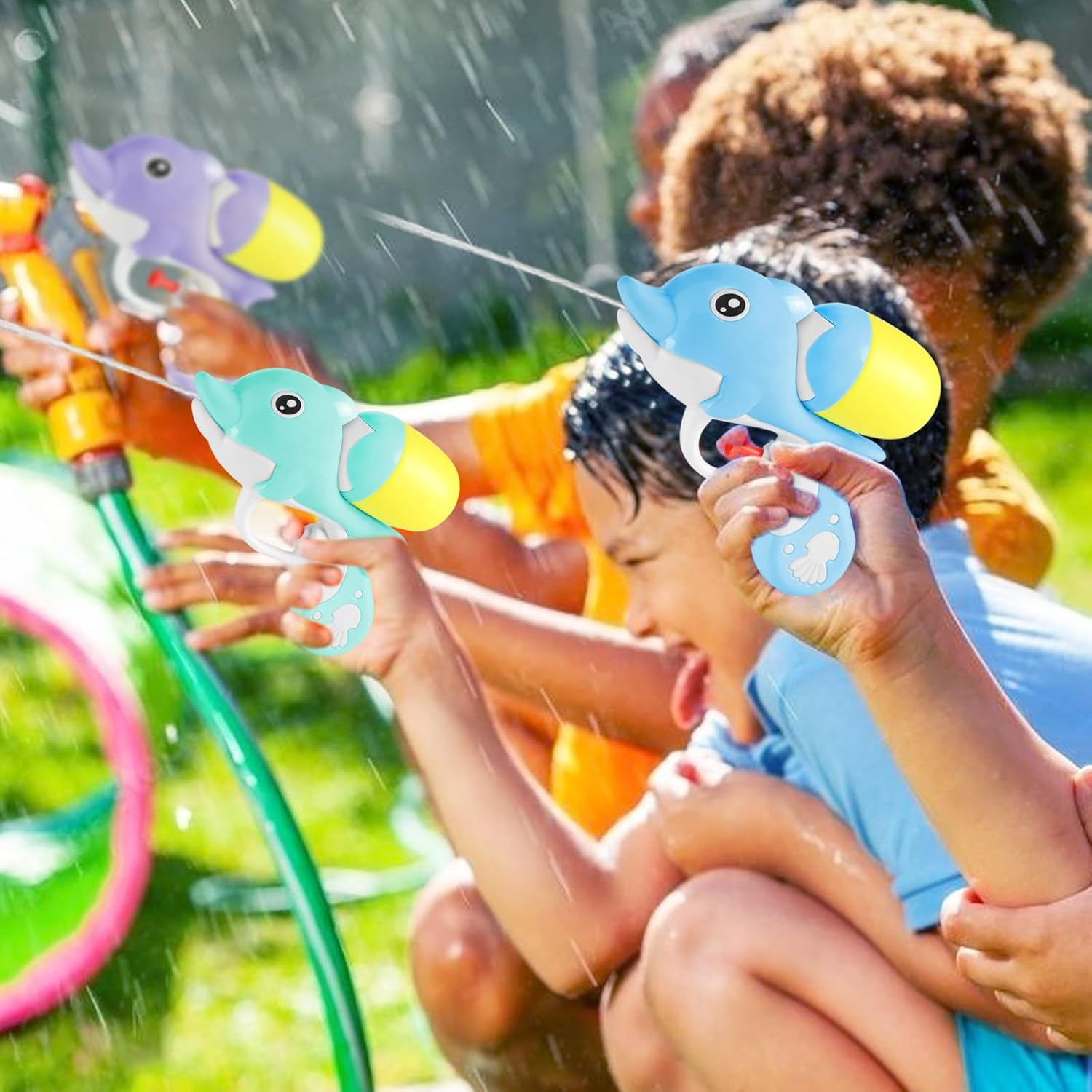 Kinder spielen mit Delfin-Wasserpistolen im Regen
