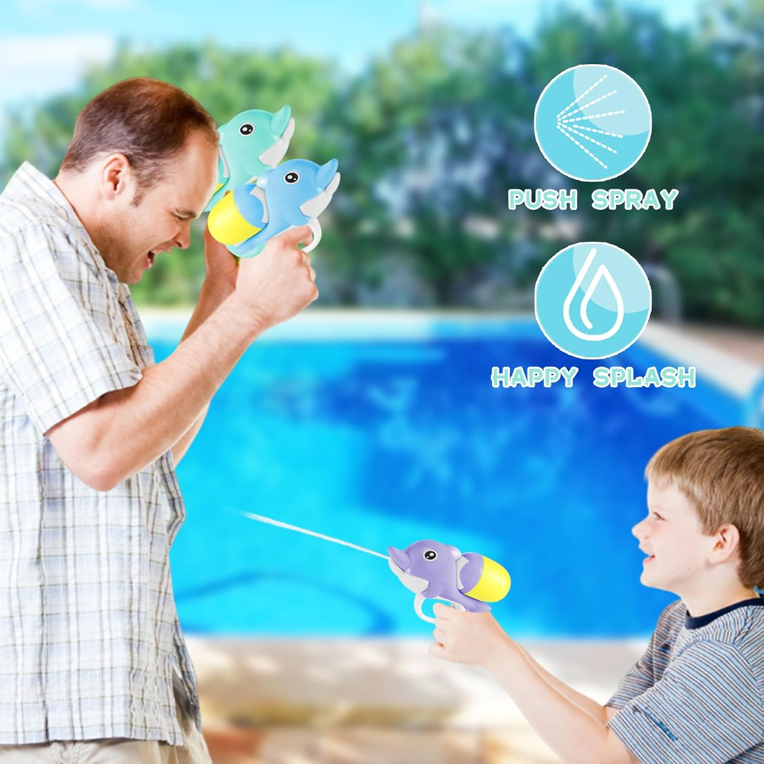 Mann und Junge spielen mit Delfin-Wasserpistolen am Pool.