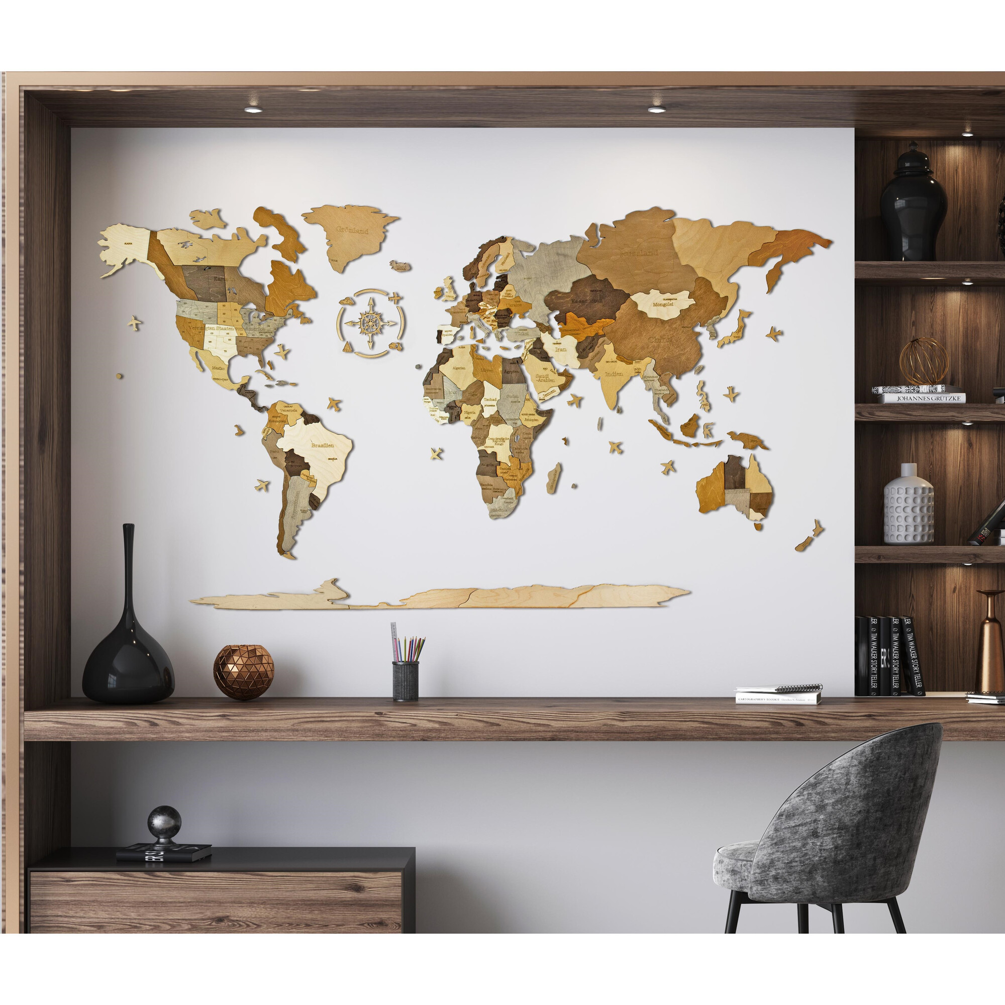 Holz-Weltkarte an Wand, mit Kompassrose, Dekorationen und Möbeln.
