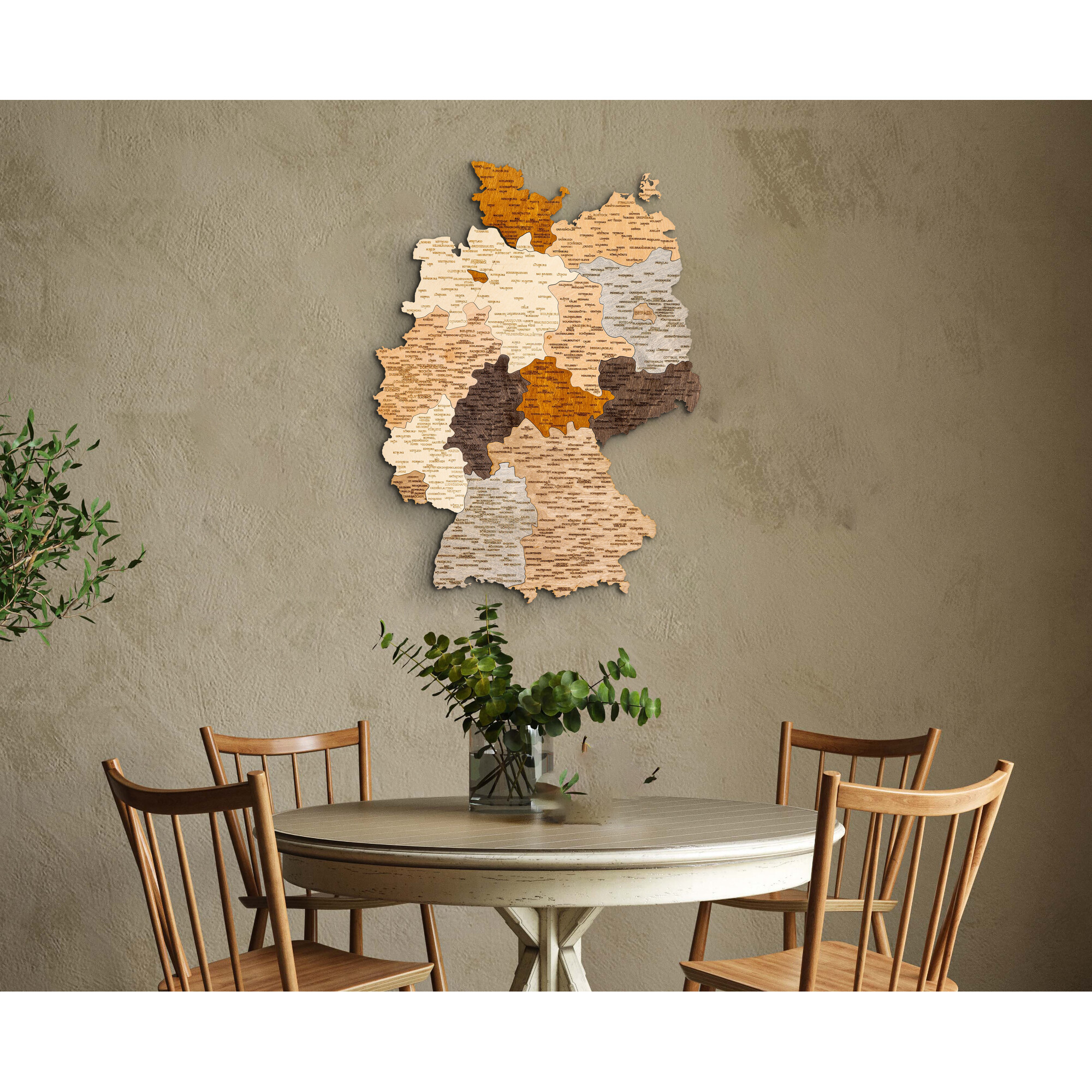 Holzkarte von Deutschland mit Städten, auf einer Wand über einem Tisch mit Stühlen.