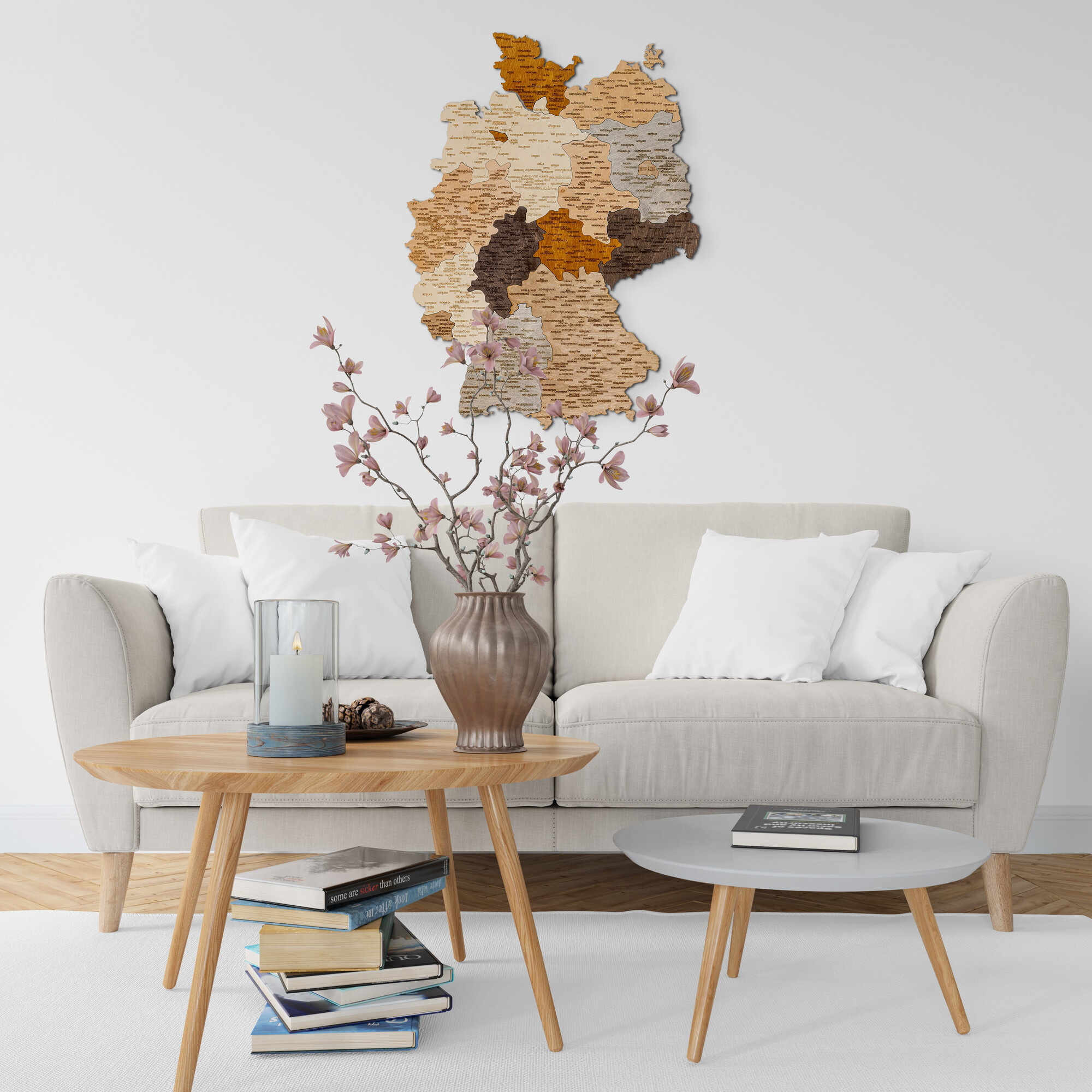 Ein hölzerner Deutschland-Umriss mit Regionen, auf einer Wand über einem Sofa.