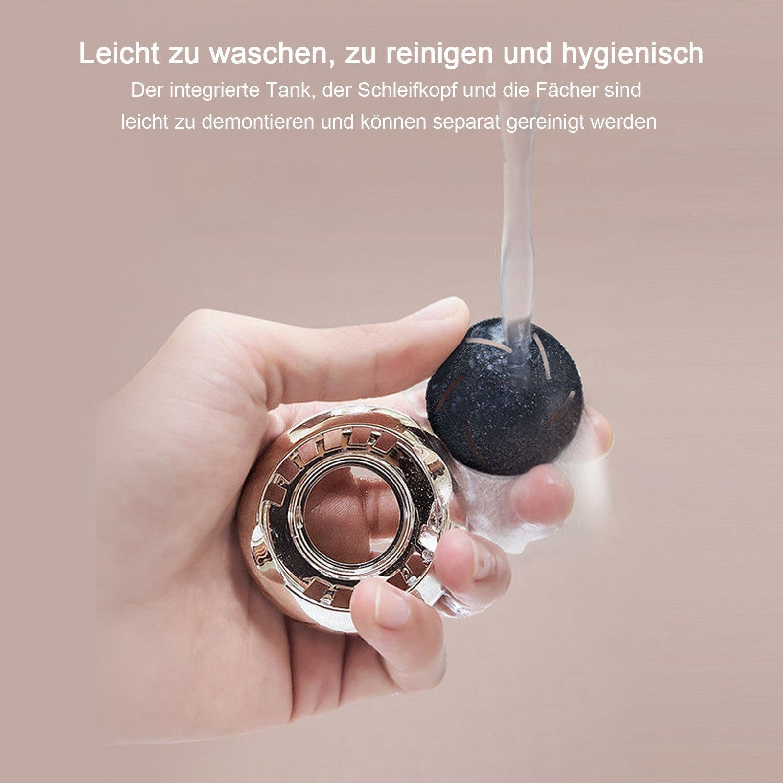 Hand wäscht ein schwarzes Schleifkopf-Gerät unter Wasser.