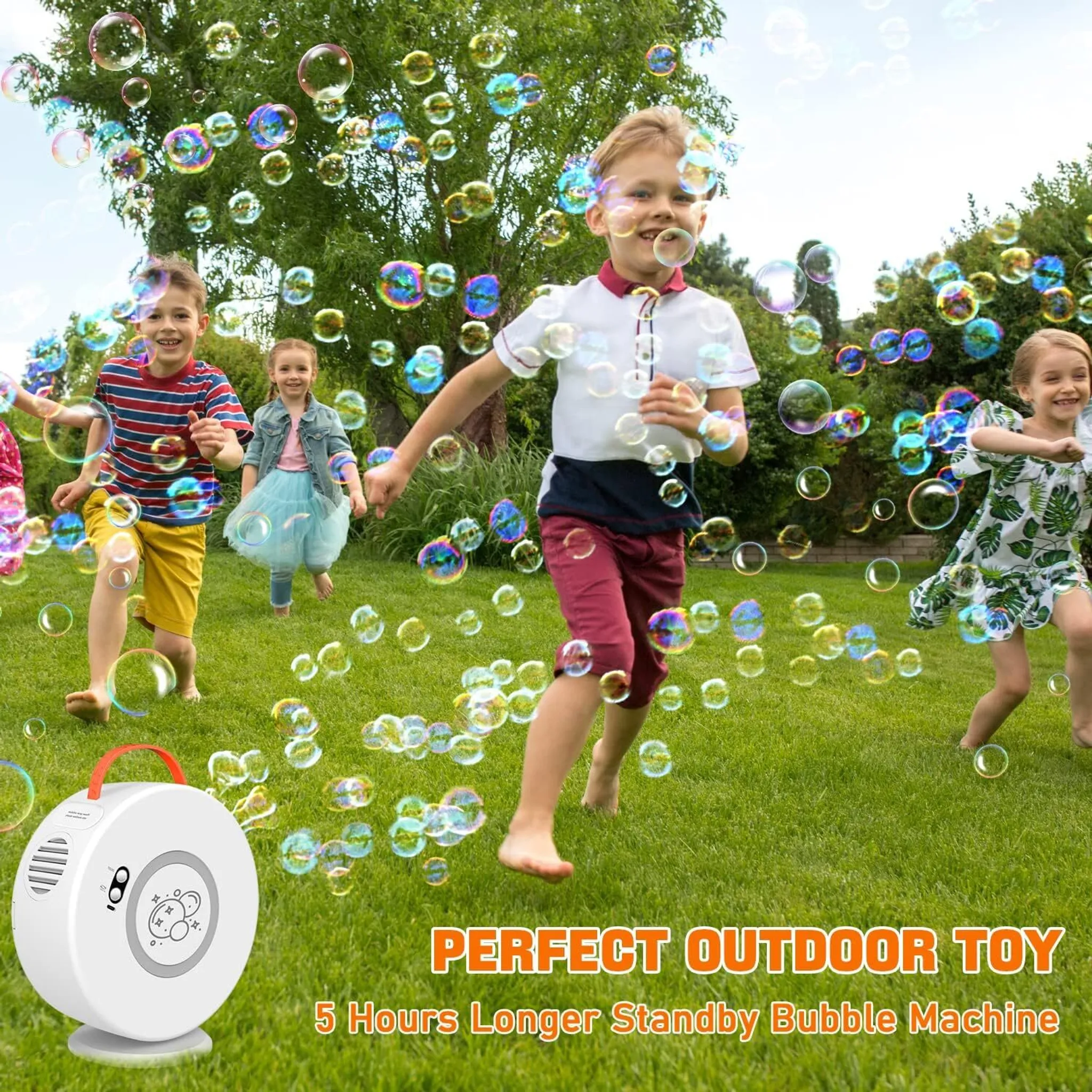 Kinder spielen im Gras mit einer Seifenblasenmaschine, die viele bunte Blasen erzeugt.