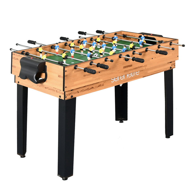 Ein Holztischfußballspiel mit blauen und gelben Spielern auf grünem Feld.