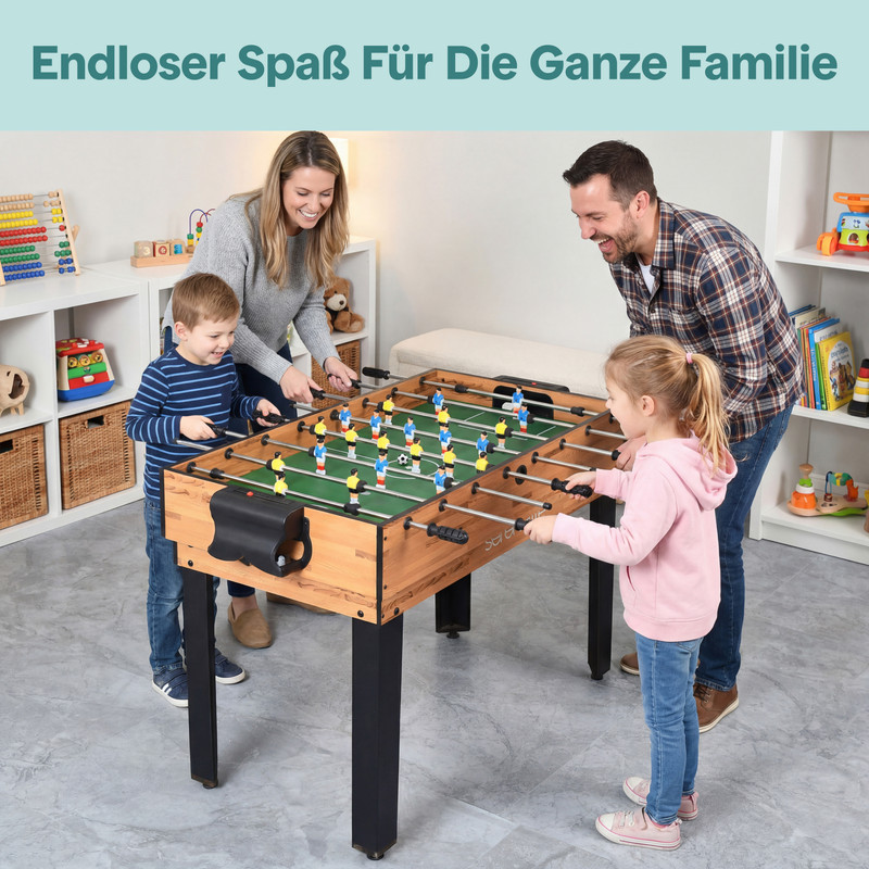 Familie spielt Tischfußball in einem hellen Raum mit Spielzeugregalen.