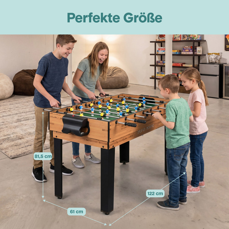 Vier Kinder spielen Tischfußball in einem gemütlichen Raum mit Sitzsäcken im Hintergrund.