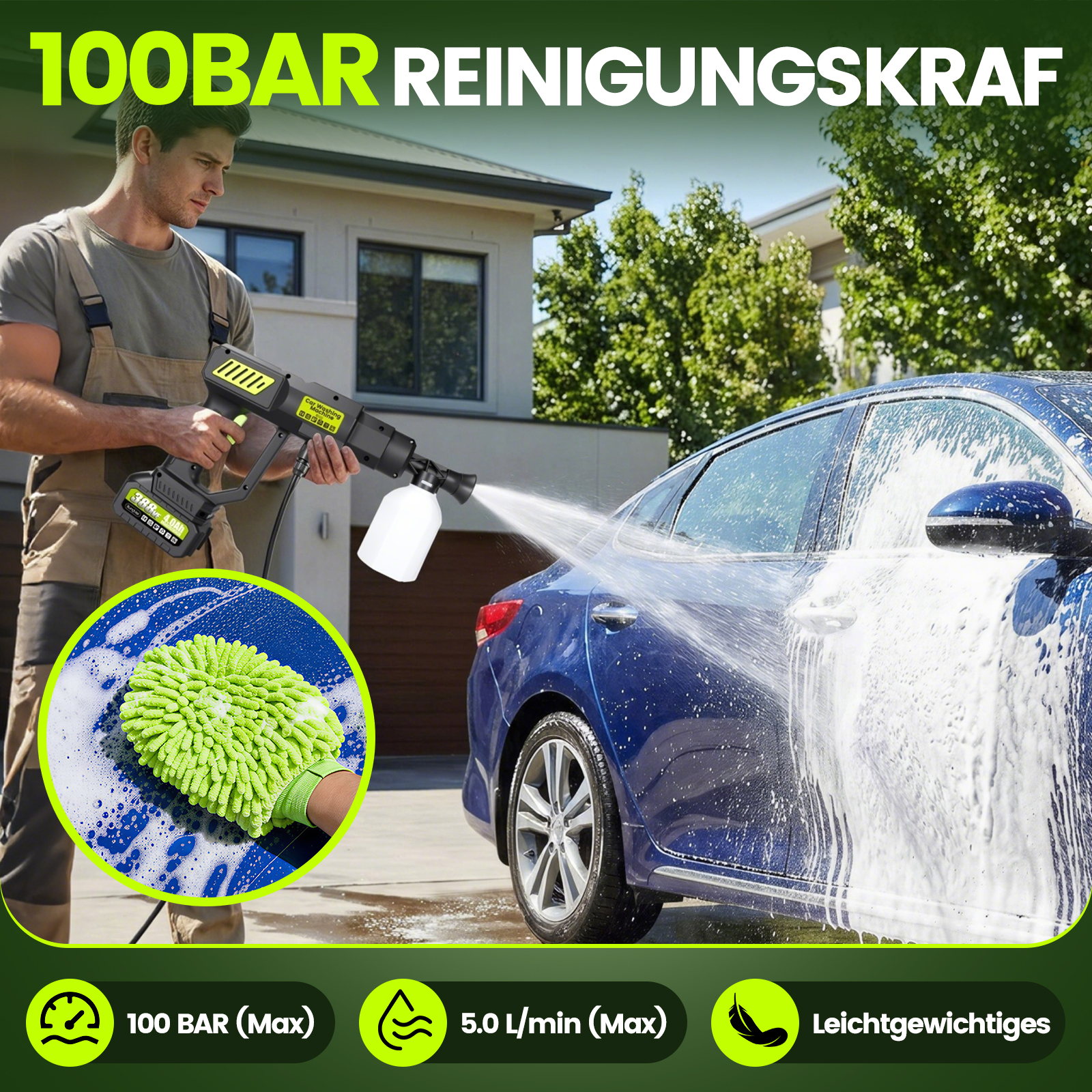 Mann reinigt blaues Auto mit Hochdruckreiniger, Schaum und Handschuh.