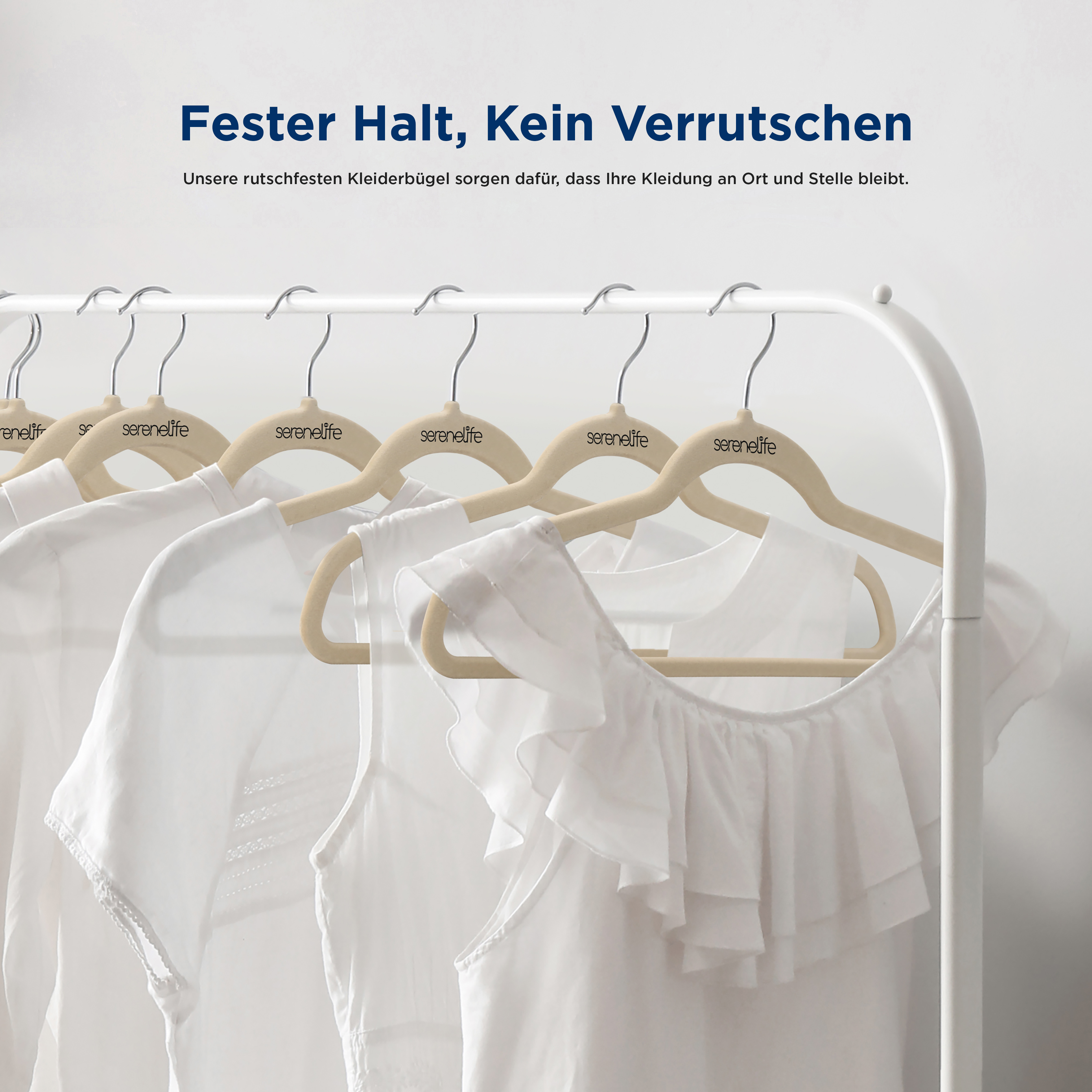 Weiße Kleidungsstücke hängen an hellbeigen Kleiderbügeln auf einer Kleiderstange.