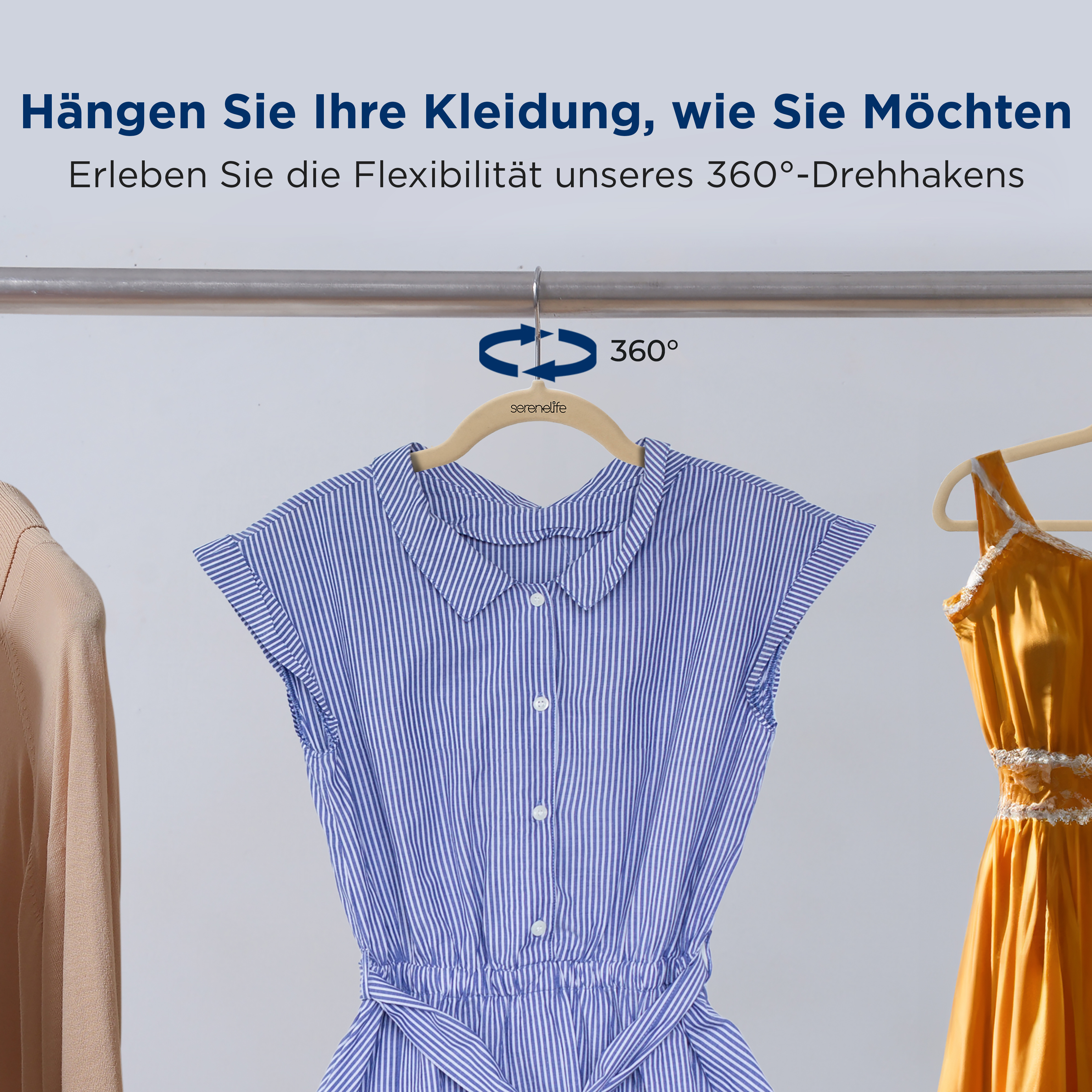 Drei Kleidungsstücke, darunter ein gestreiftes blau-weißes Kleid, hängen an Kleiderbügeln.