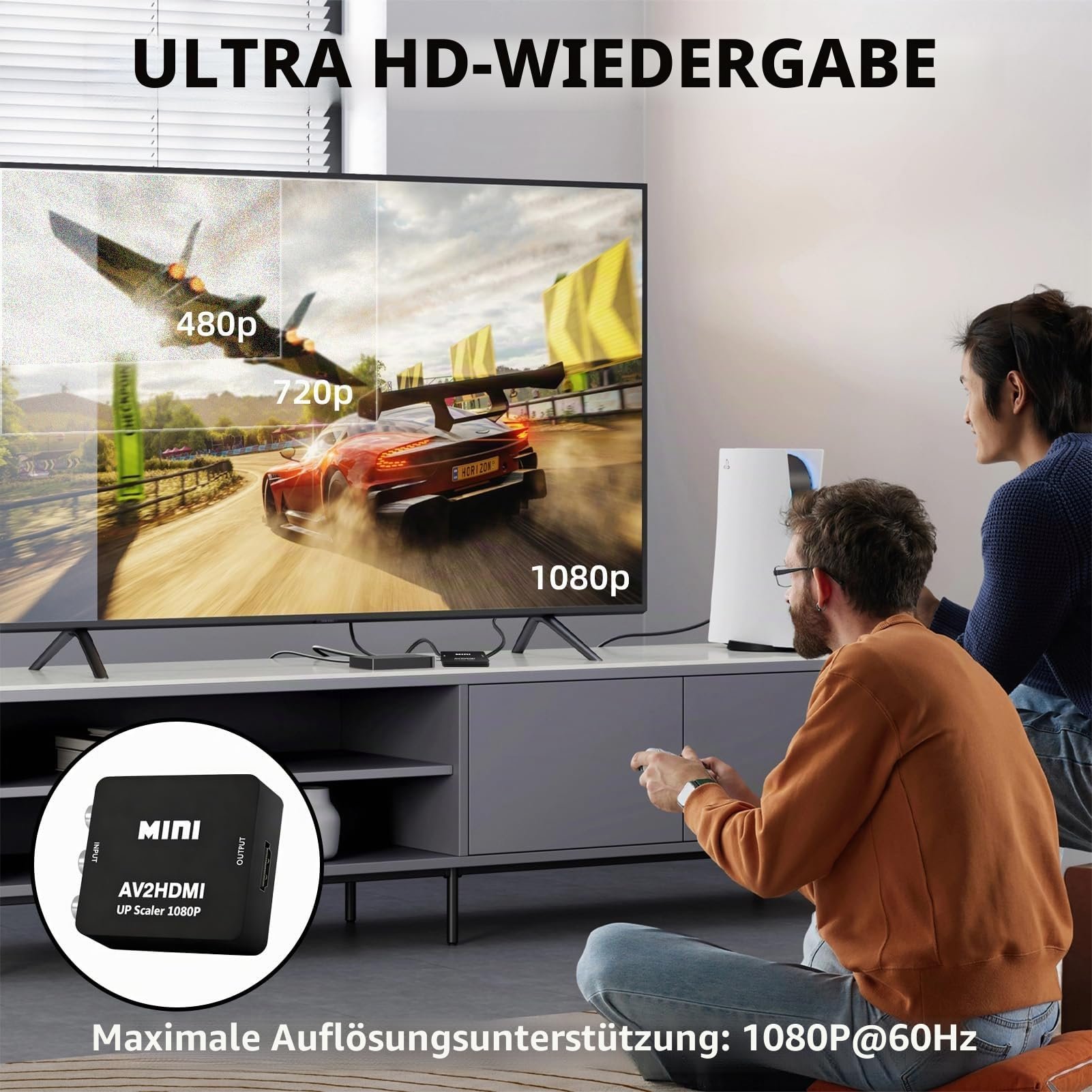 Zwei Männer spielen Videospiele auf einem Fernseher, der eine Rennszene zeigt.