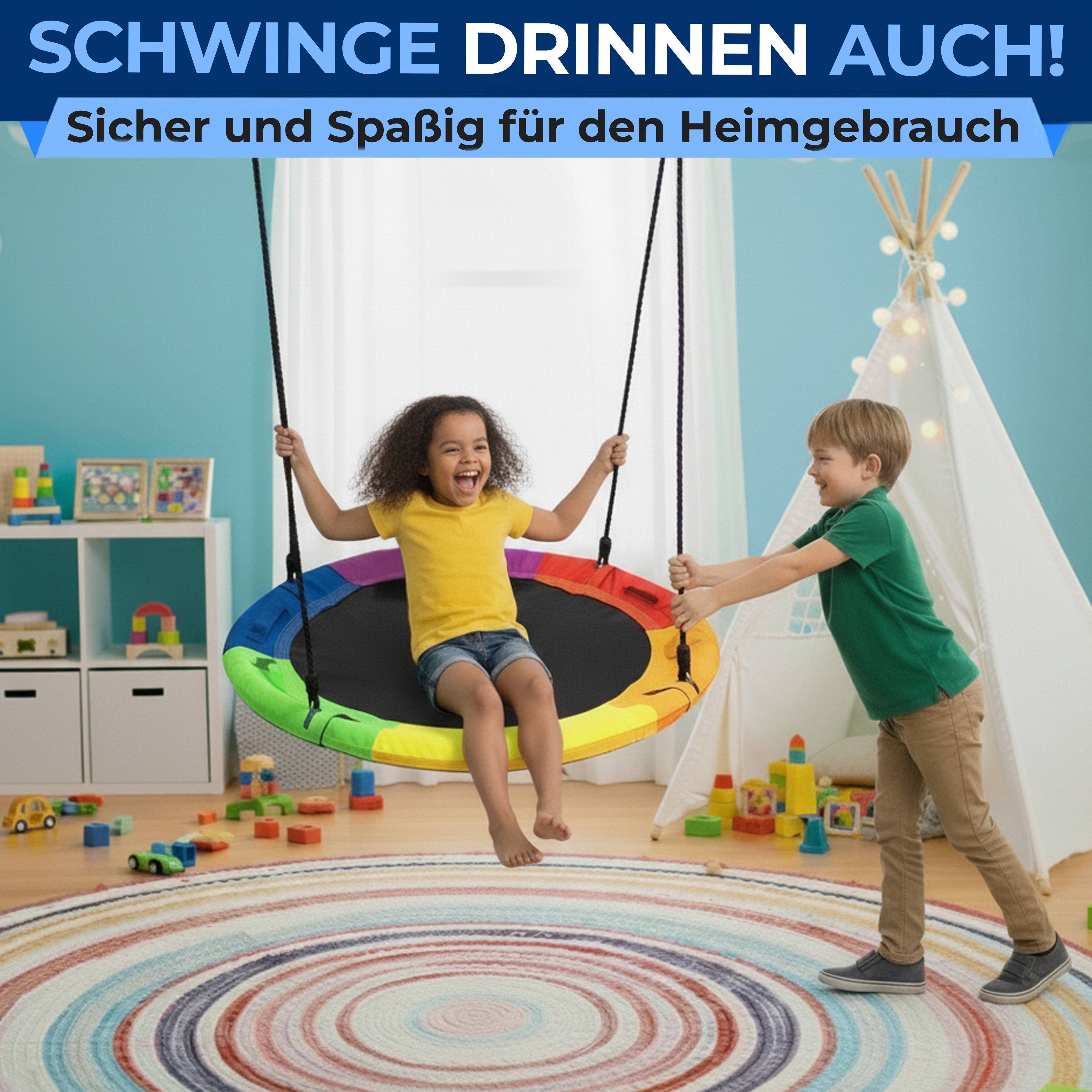 Zwei Kinder auf einer bunten Hängeschaukel in einem Spielzimmer voller Spielzeug.