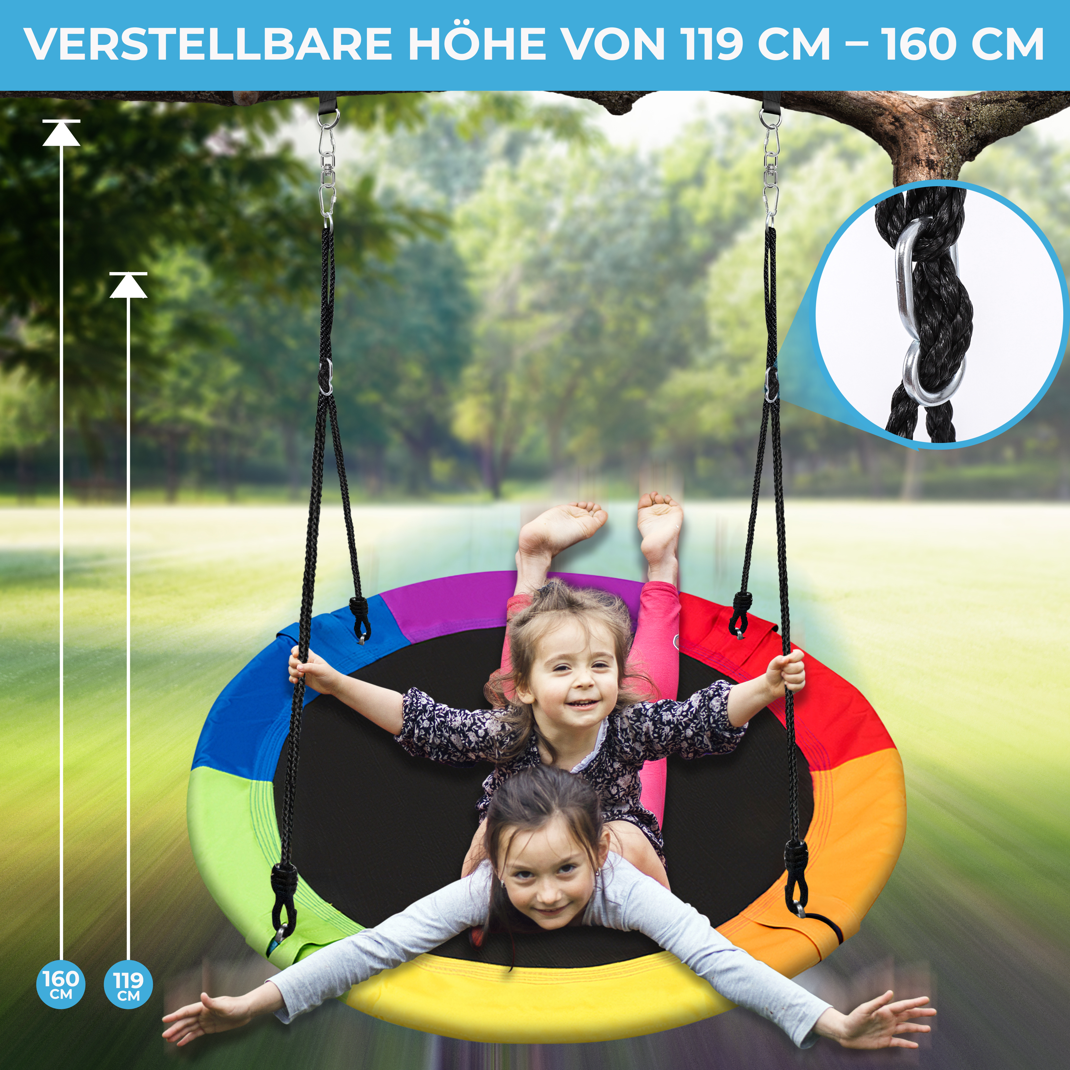 Zwei Mädchen auf einem bunten Spinnennetz-Schaukelsitz im Freien.