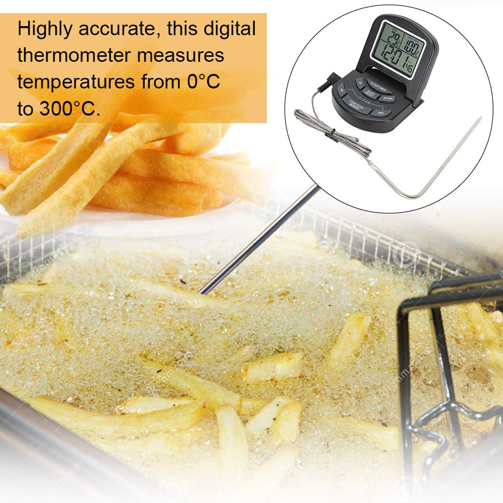 Pommes frites brutzeln in heißem Öl; daneben ein digitales Thermometer.