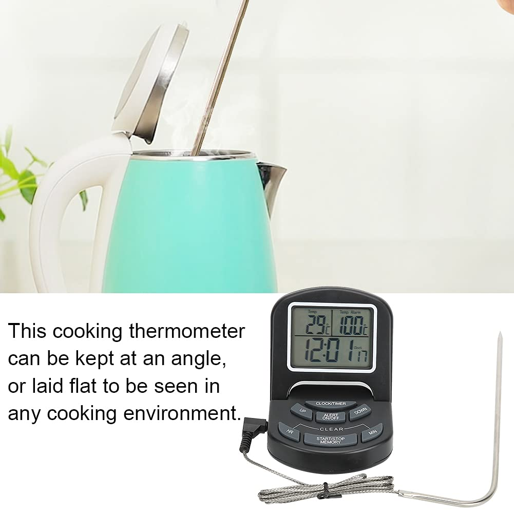 Ein digitaler Kochthermometer mit LCD-Display neben einem türkisfarbenen Wasserkocher.