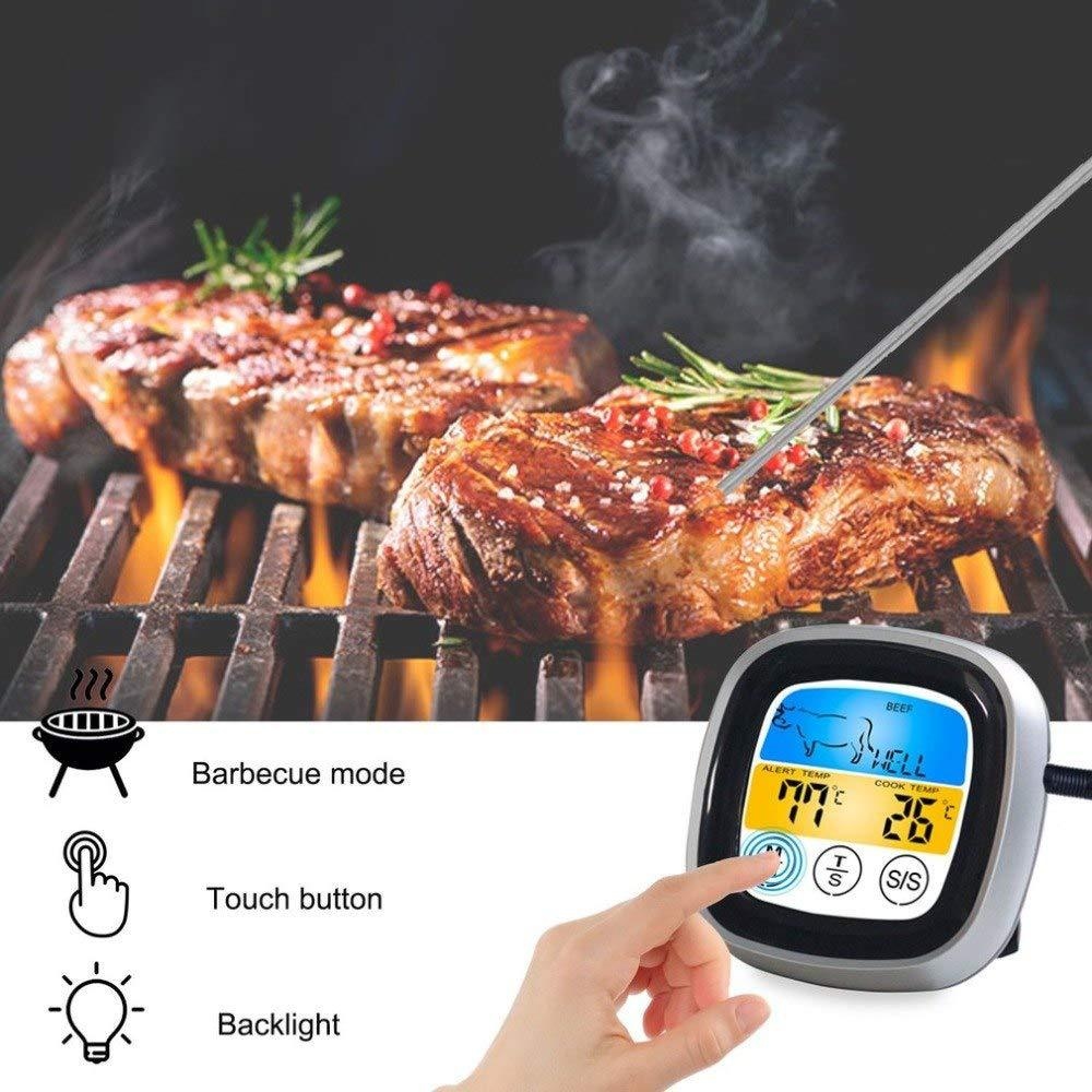 Zwei Steaks auf einem Grill mit eingeführter Thermometer-Sonde, die Kochdaten anzeigt.