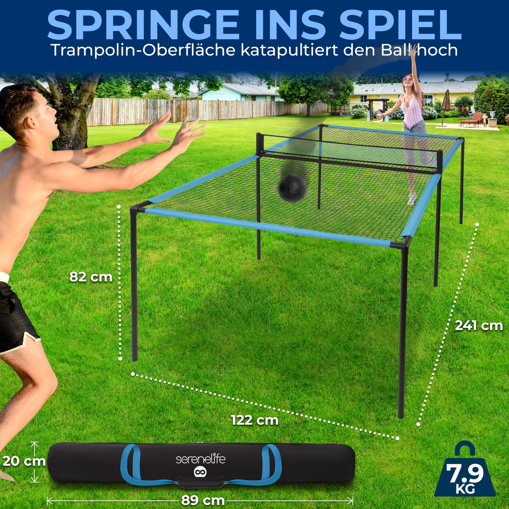 Ein Mann und eine Frau spielen auf einem Trampolin-Spiel im Garten. Maße sind angegeben.
