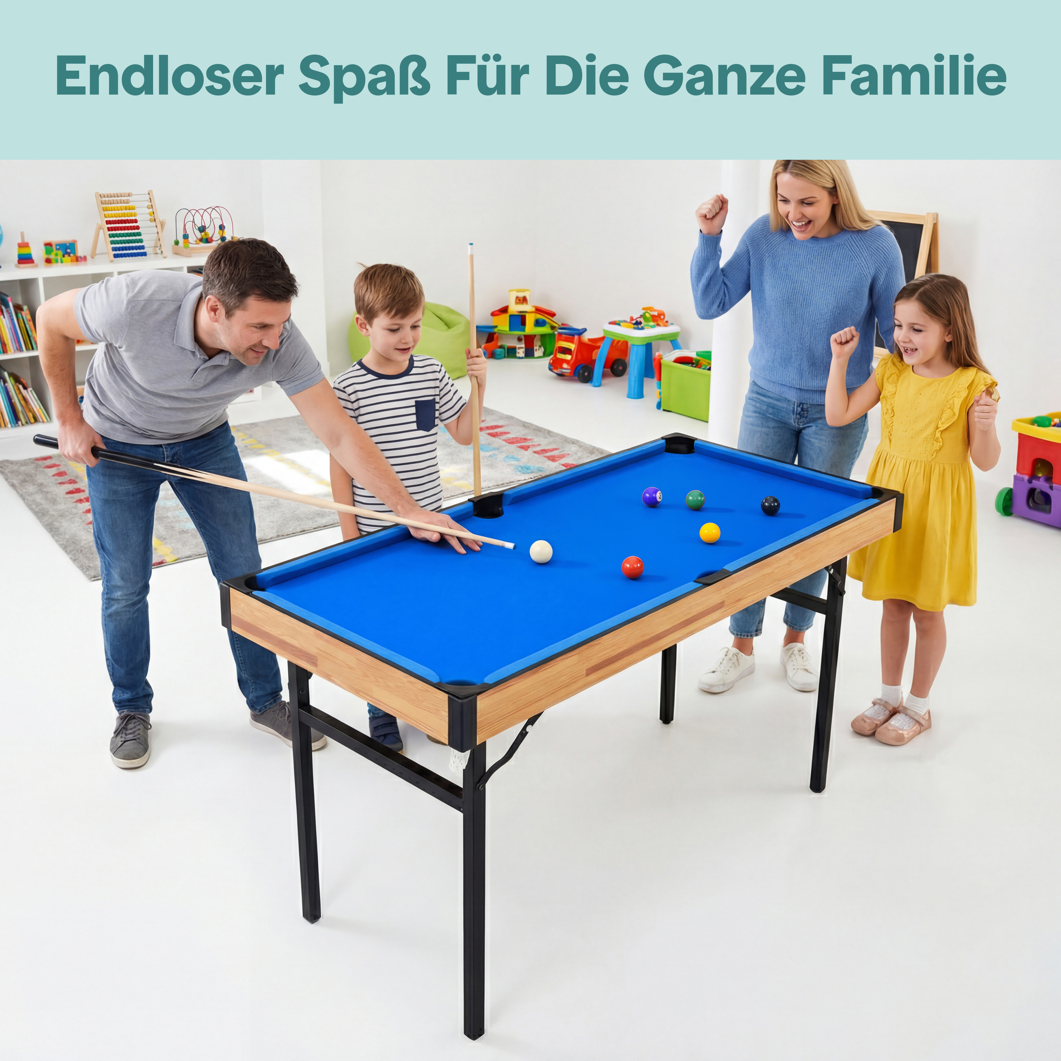 Familie spielt Billard in einem Spielzimmer mit Spielzeug im Hintergrund.