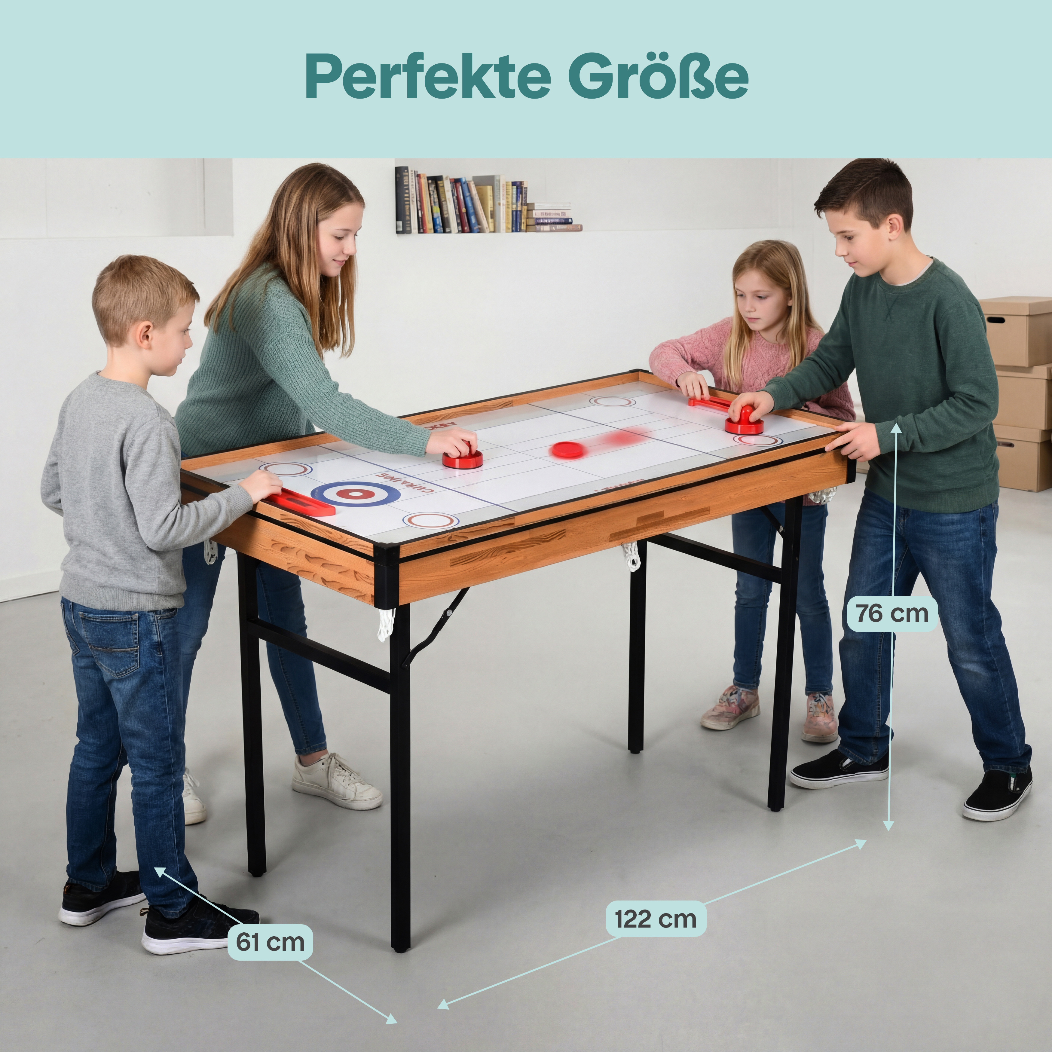Vier Kinder spielen an einem Hockeyspieltisch. Maße sind angegeben.