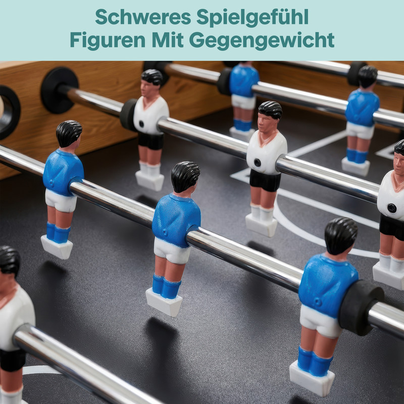 Tischfußballfiguren in Blau und Weiß auf Metallstangen auf schwarzem Spielfeld.