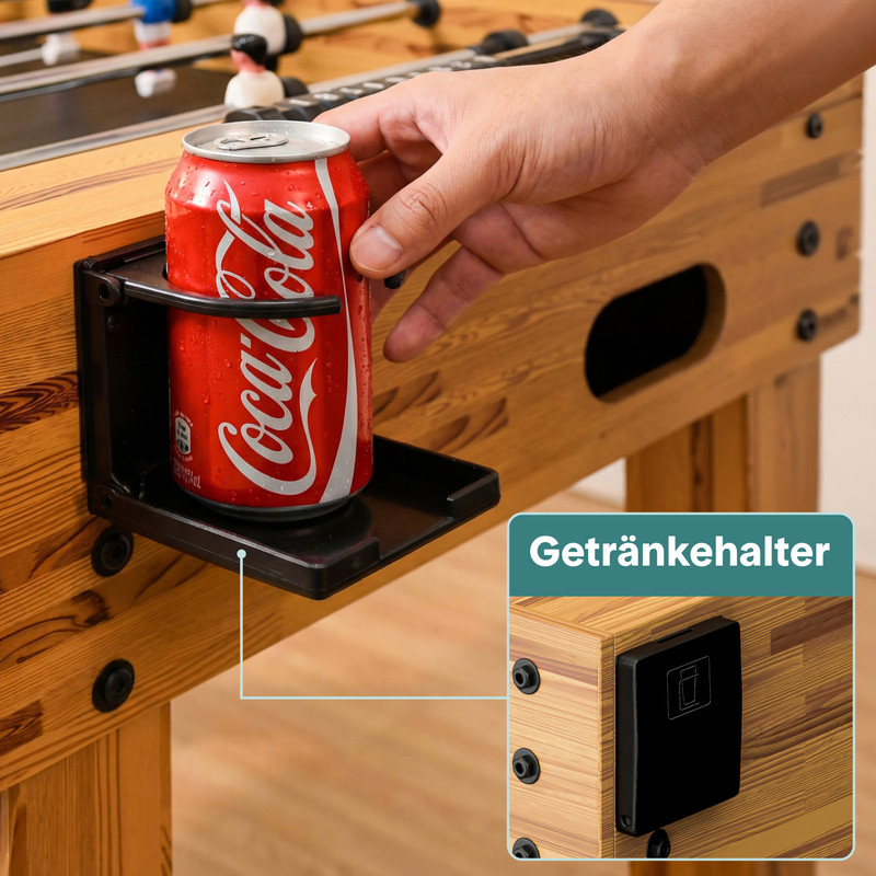 Ein Mann legt eine rote Coca-Cola-Dose in einen Getränkehalter an einem Tischfußballtisch.