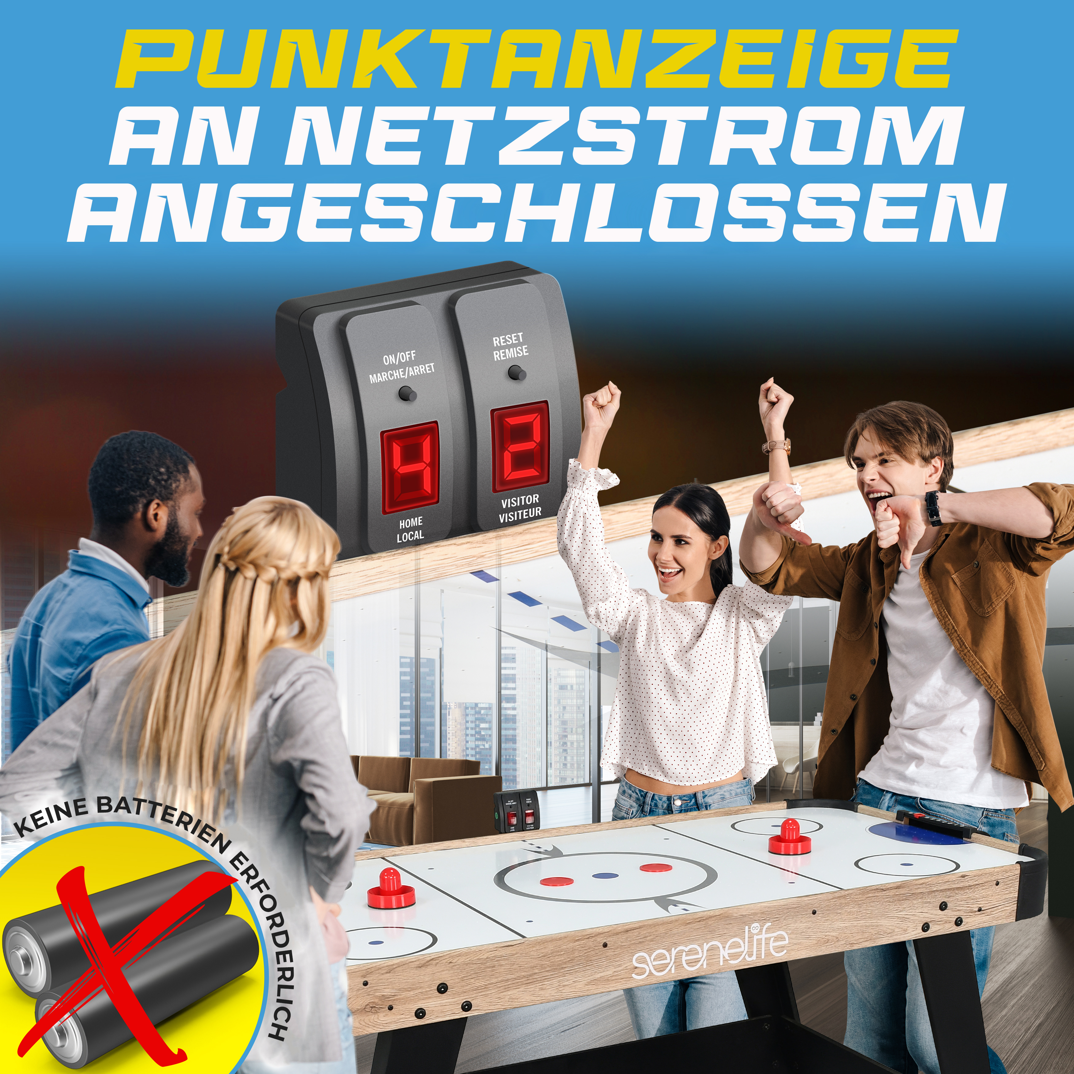 Vier Personen spielen Airhockey. Ein Spielstand-Display zeigt die Punktzahl an.