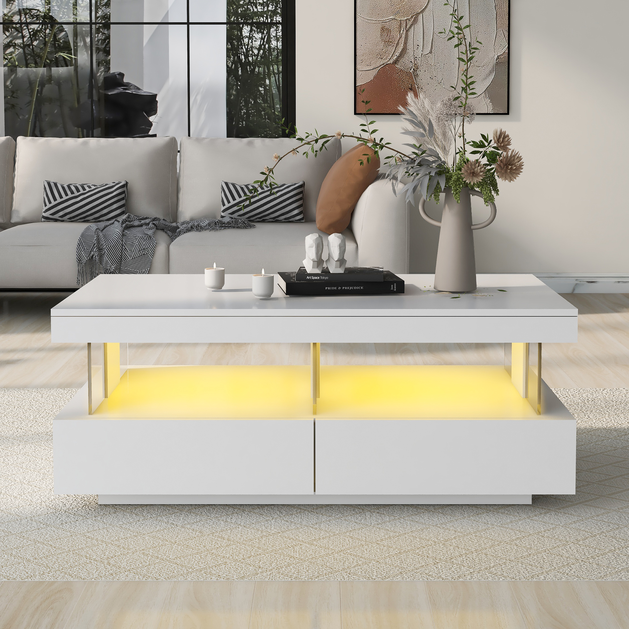 Moderner weißer Couchtisch mit gelben LED-Lichtern, auf einem Teppich. Sofa und Kunst im Hintergrund.