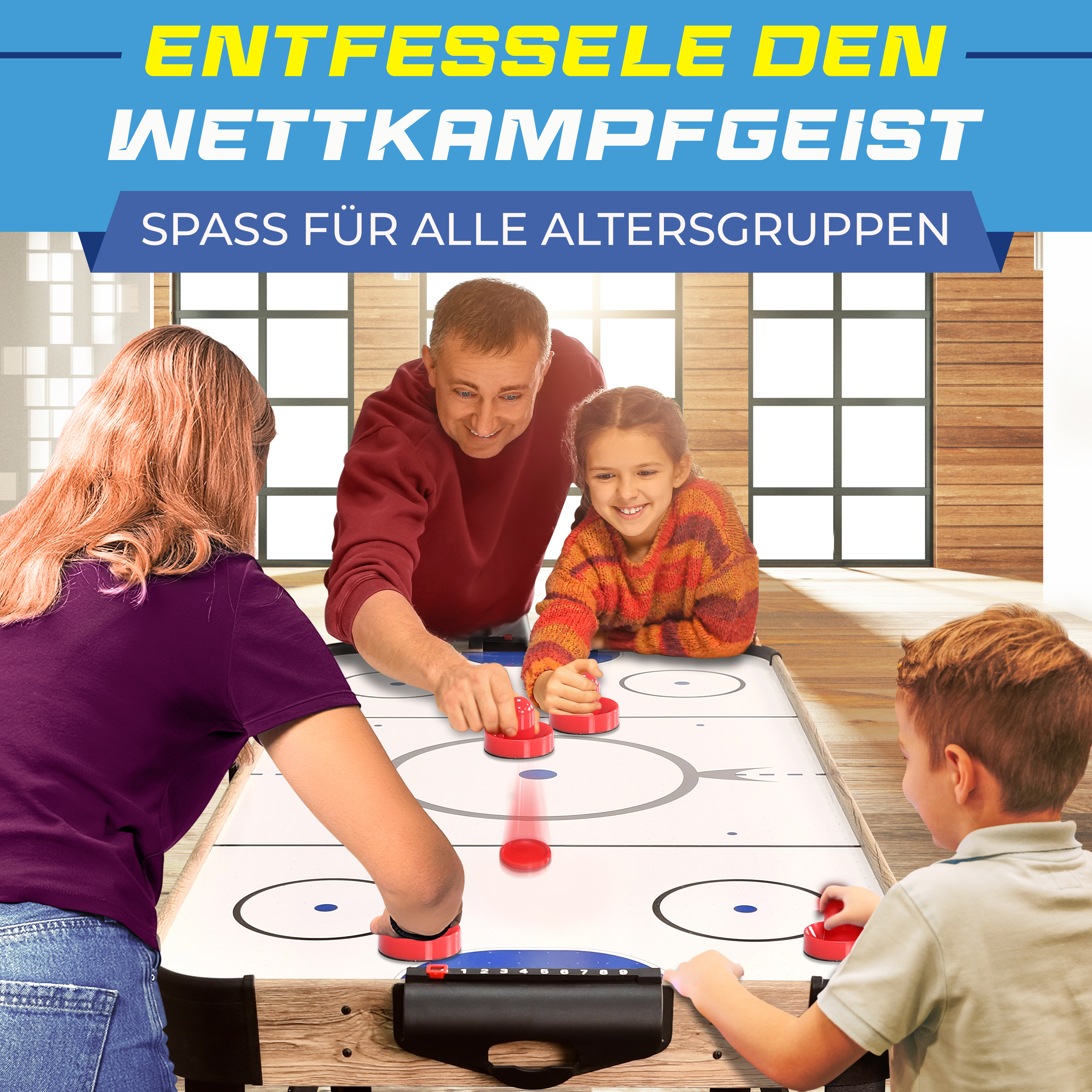 Familie spielt Airhockey. Vater und Tochter lächeln, während sie spielen.