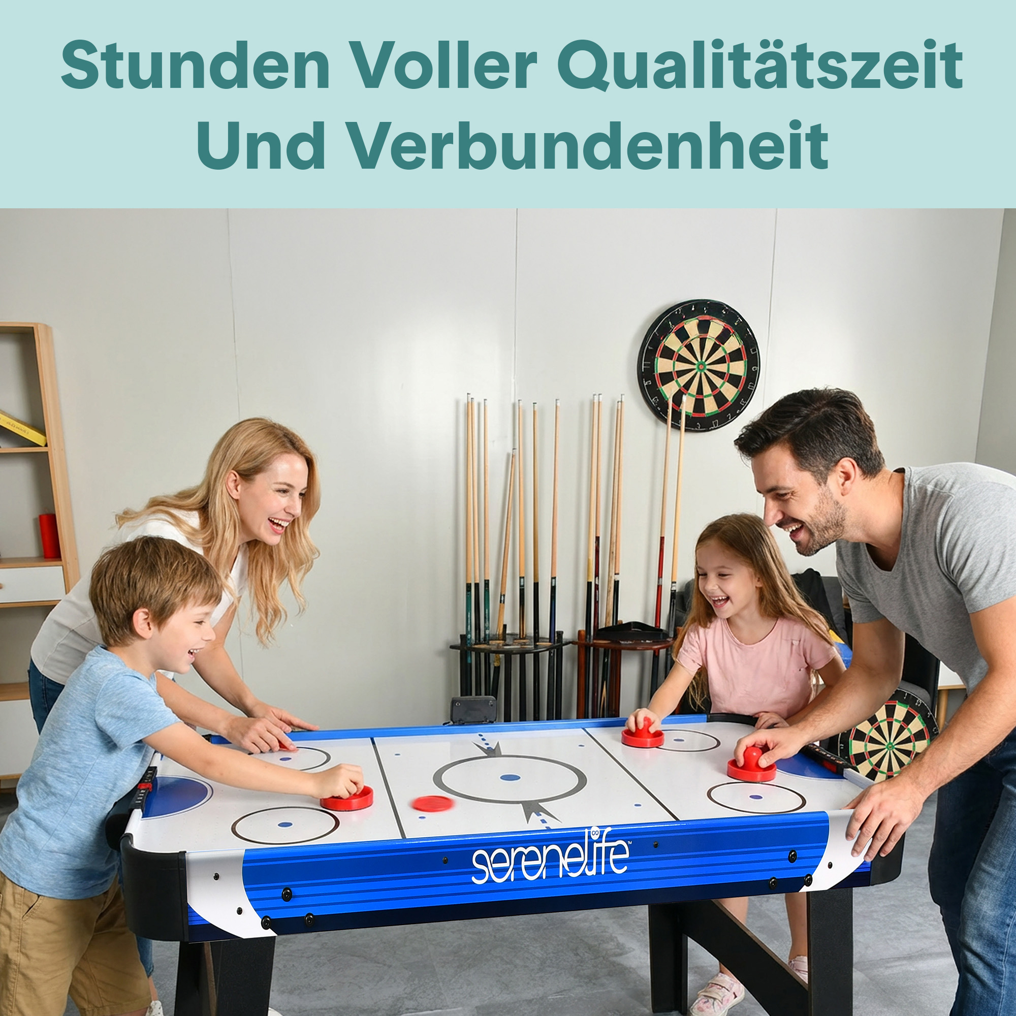 Eine Familie spielt Airhockey in einem Spielzimmer mit Dartscheibe und Billardstöcken.