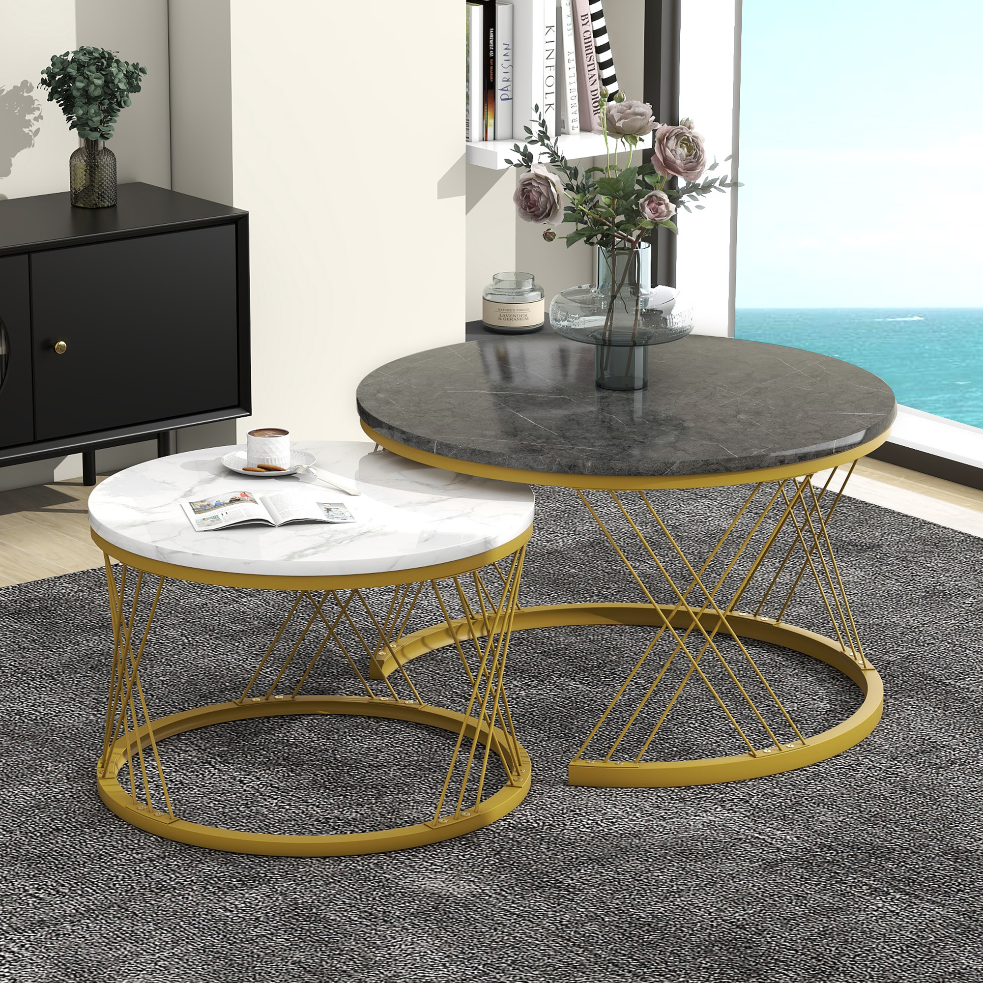 Zwei Marmor-Couchtische mit goldfarbenen Metallgestellen stehen auf einem Teppich.