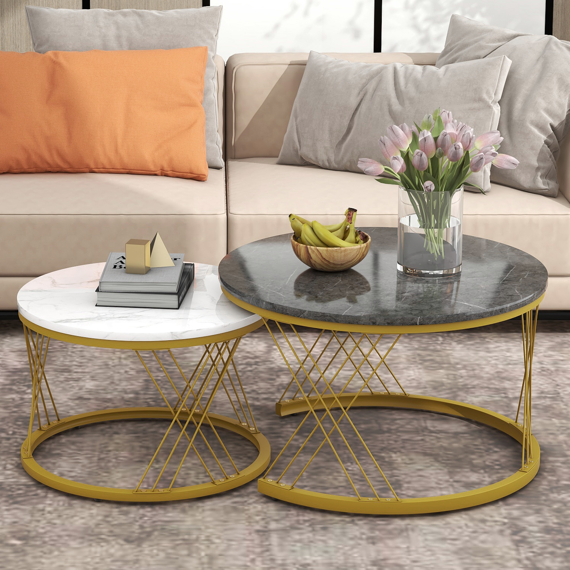Zwei runde Couchtische mit Marmorplatte und goldfarbenem Metallgestell.