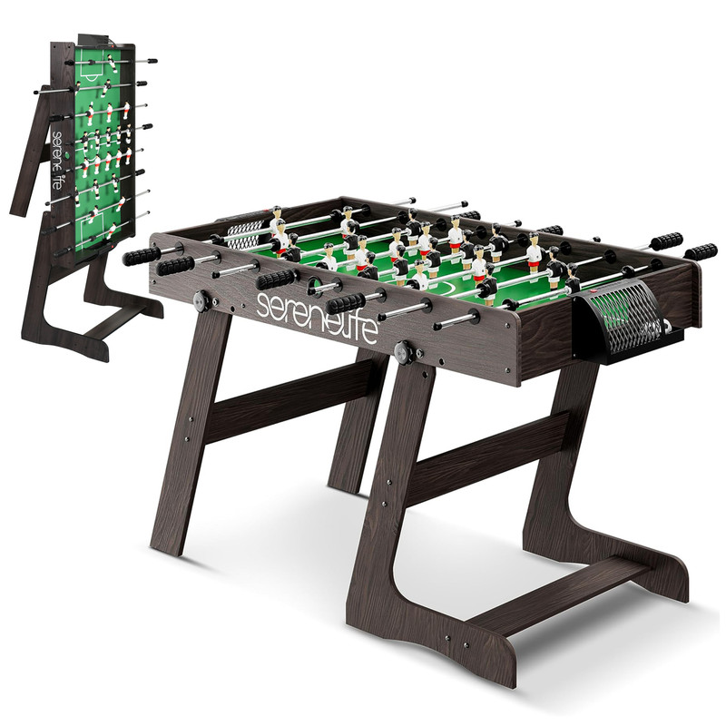 Ein hölzerner Tischfußballtisch mit grünem Filz und Spielfiguren. Daneben ein kleinerer, vertikaler Tisch.