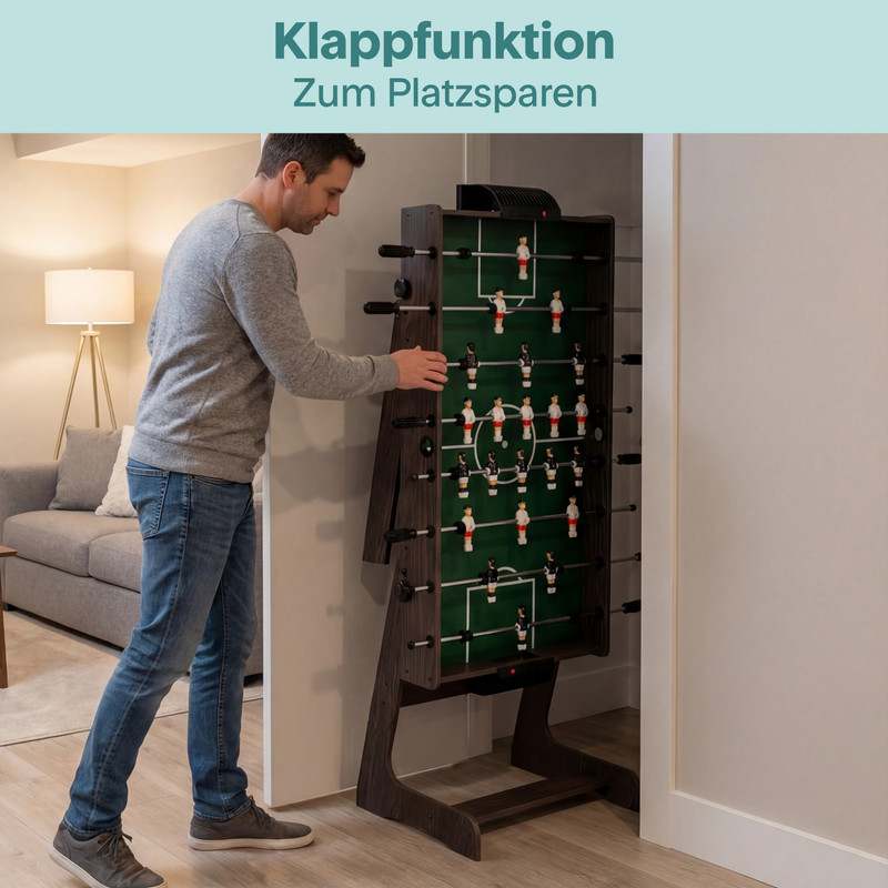 Mann klappt einen Tischfußball auf. Der Ball ist grün mit weißen Linien.