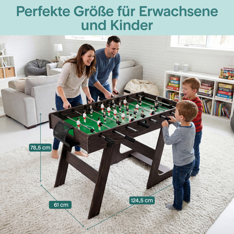 Familie spielt Tischfußball in einem Wohnzimmer. Maße sind angegeben.