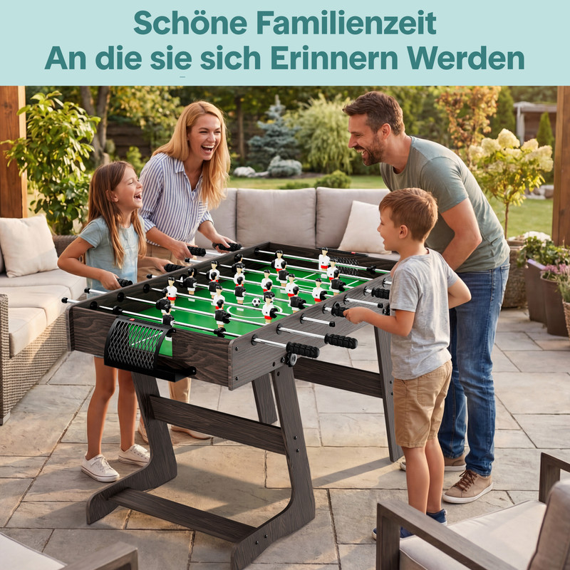 Familie spielt Tischfußball im Garten. Mutter, Vater und zwei Kinder lachen.