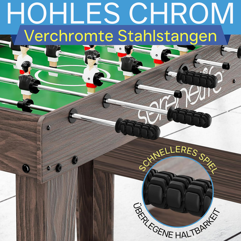 Tischfußballspiel mit chromfarbenen Stangen und schwarzen Griffen auf grünem Feld.