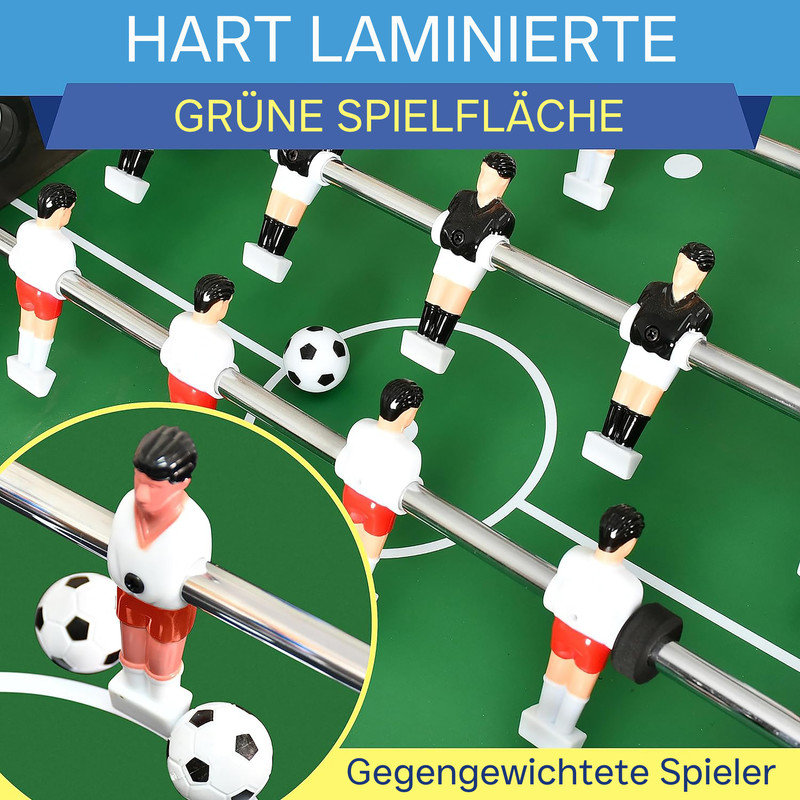 Tischfußballfiguren auf grünem Feld mit Bällen. Hartlaminierte Spielfläche.