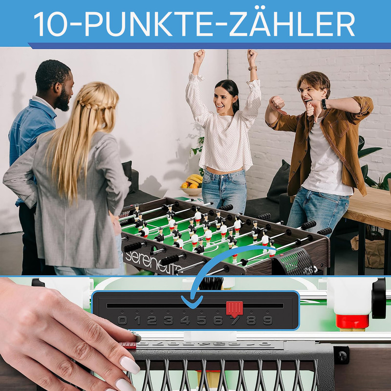 Vier Personen spielen Tischfußball, eine jubelt, die andere zeigt Daumen runter. Zählwerk im Fokus.