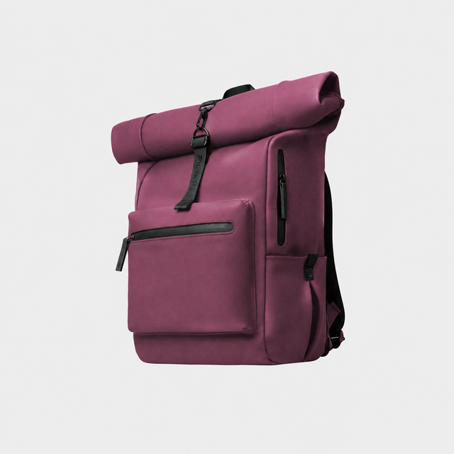 Uno zaino roll-top color prugna con zip nere e un'etichetta.