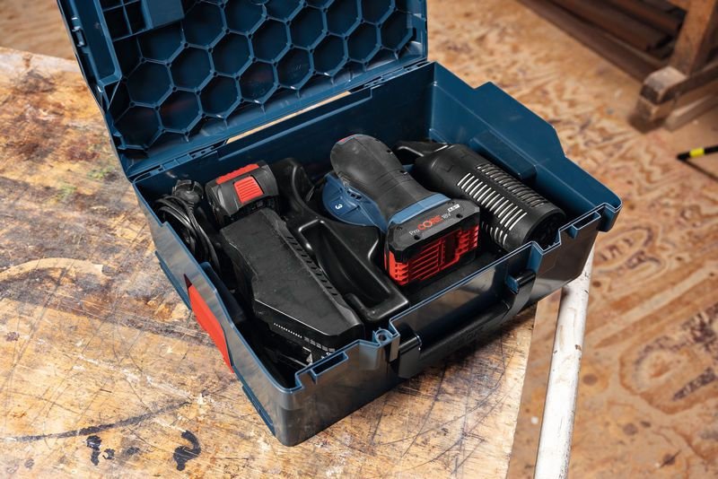 Ein blauer Werkzeugkasten mit Elektrowerkzeugen und Zubehör.