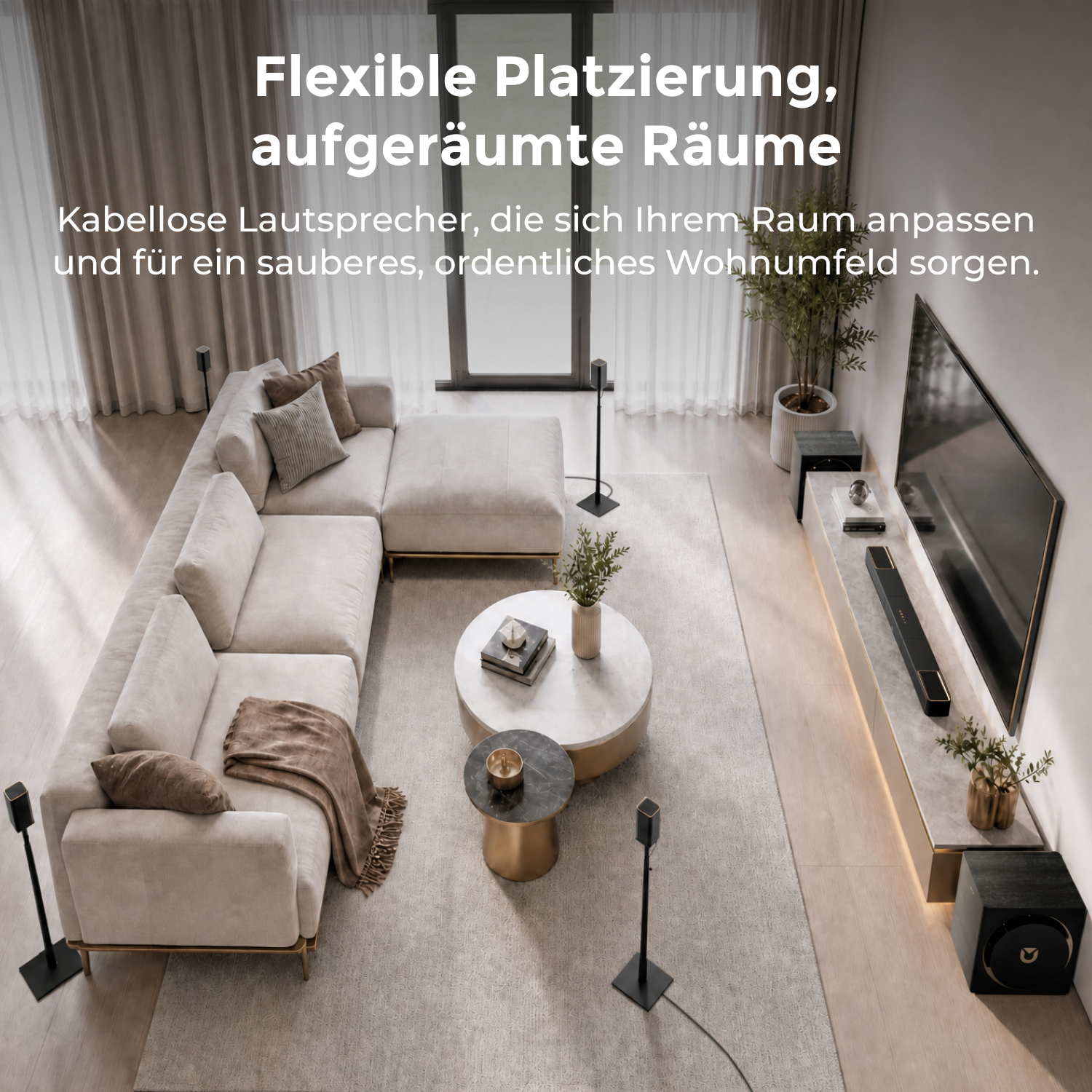 Modernes Wohnzimmer mit beigem Sofa, Couchtisch, Fernseher und Lautsprechern.
