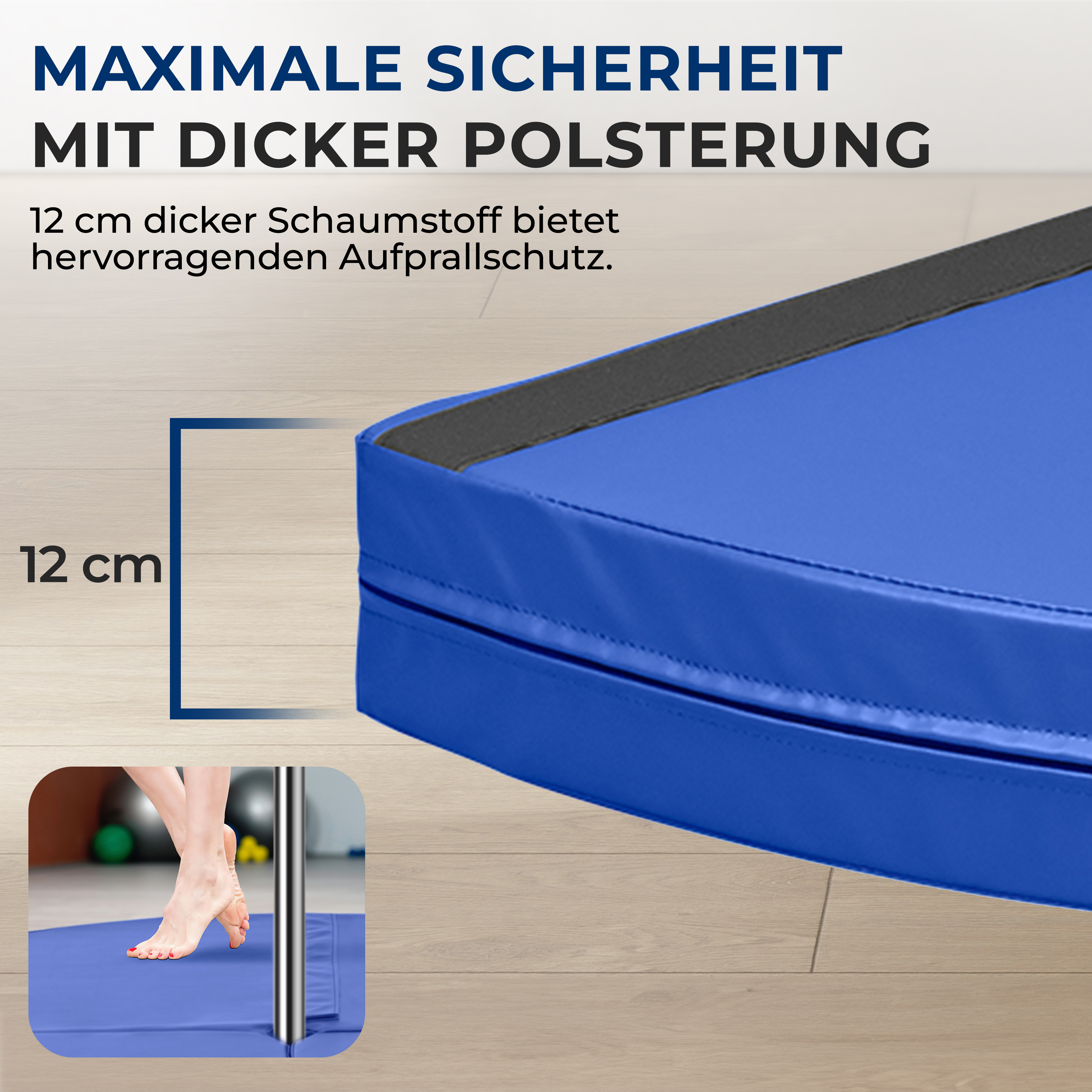 Eine blaue Matte mit 12 cm dicker Polsterung auf Holzboden.