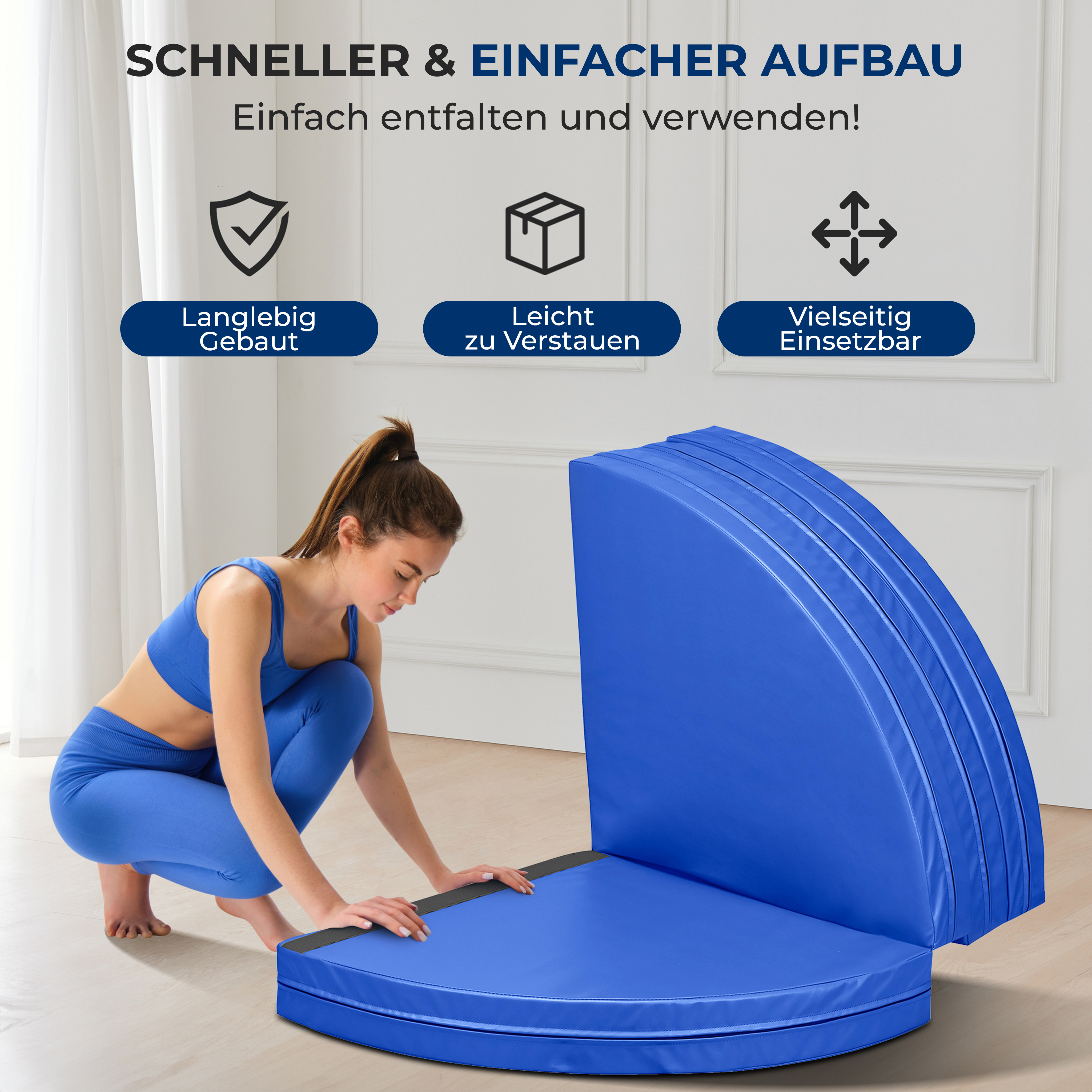 Frau in blauer Sportkleidung stellt eine blaue Gymnastikmatte auf.